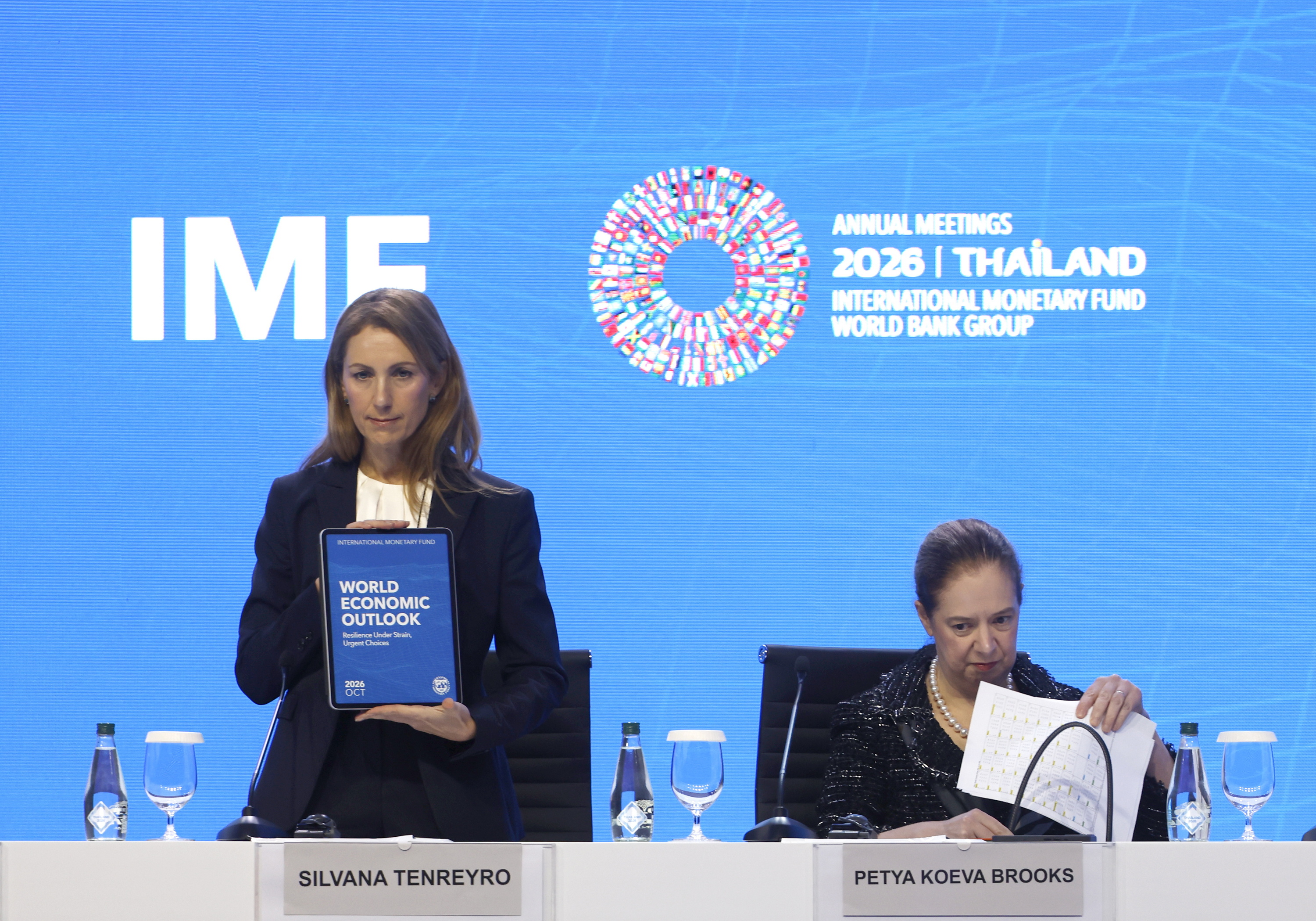 Silvana Tenreyro NDFko ikerketa batzordeko burua, txostenarekin. RUNGROJ YONGRIT / EFE
