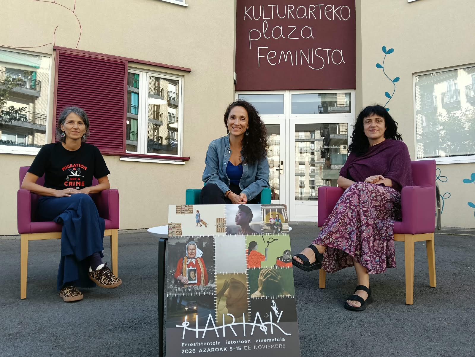 Su Hernandez, Itsaso Lekuona eta Irantzu Jauregi, gaur, Hariak jaialdiaren aurkezpenean. HERNANIKO UDALA