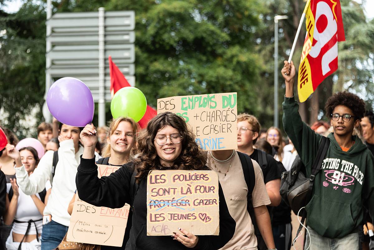 Ikasleak, Baionan, pankartak eskuetan protesta egiten. NATHALIE GUIRONNET