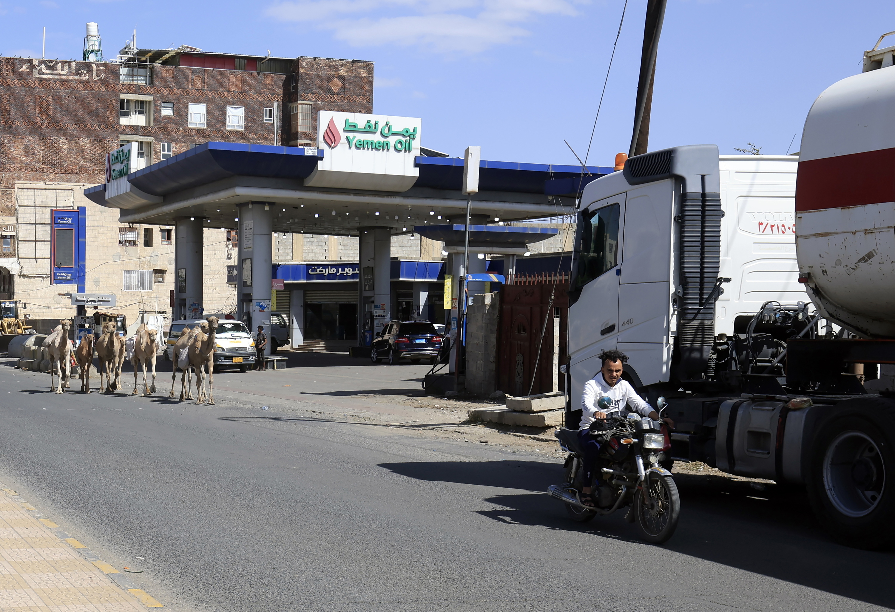 Yemengo petrolio konpainia nazionalaren gasolindegi bat atzo, Sanan. YAHYA ARHAB / EFE