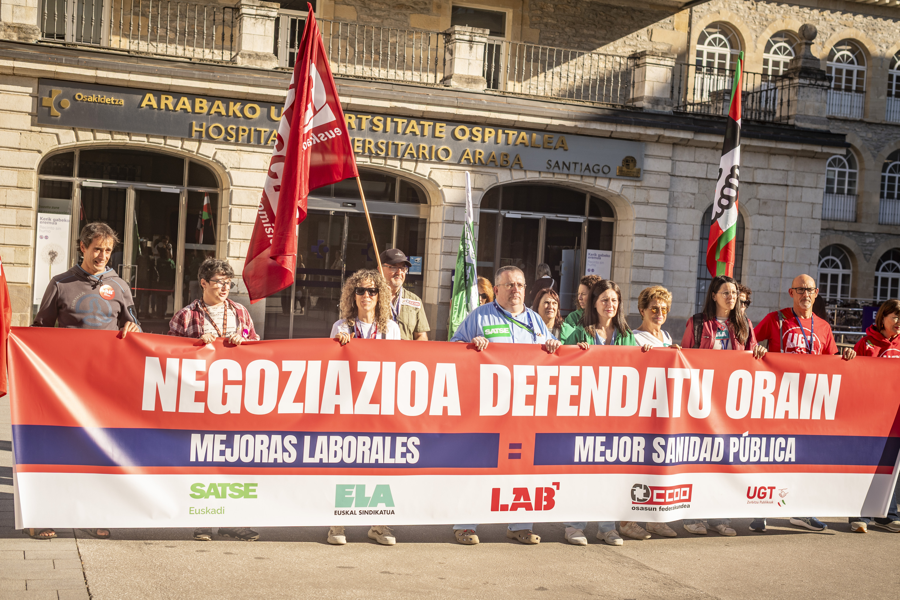 Sindikatuek Gasteizko Santiago ospitalaren atarian gaur goizean egindako protesta. JAIZKI FONTANEDA / FOKU