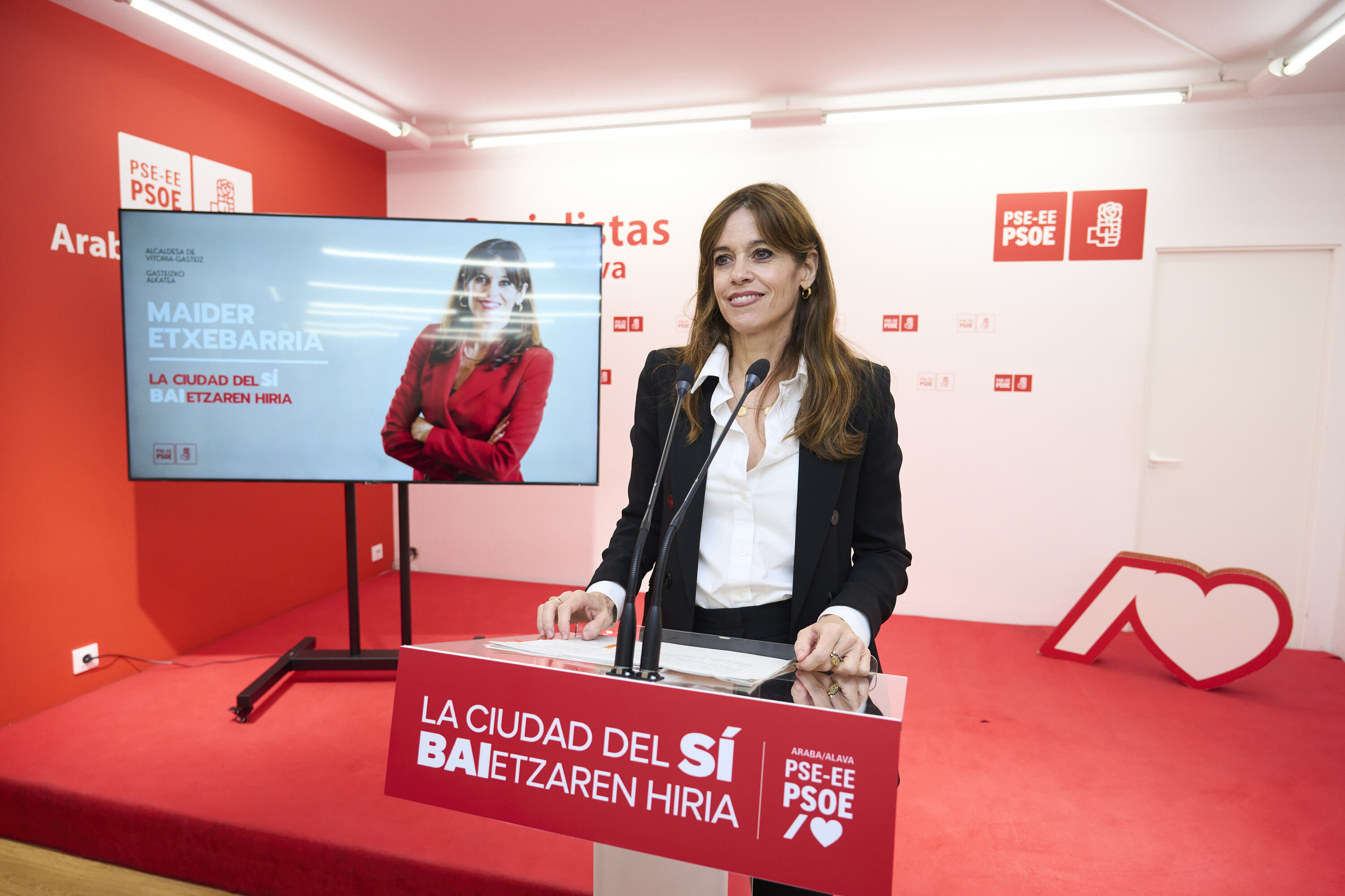 Maider Etxebarria bere hautagaitza aurkezteko prentsaurrekoan gaur, Gasteizen. ADRIAN RUIZ HIERRO / EFE Maider Etxebarria bere hautagaitza aurkezteko prentsaurrekoan gaur, Gasteizen. ADRIAN RUIZ HIERRO / EFE