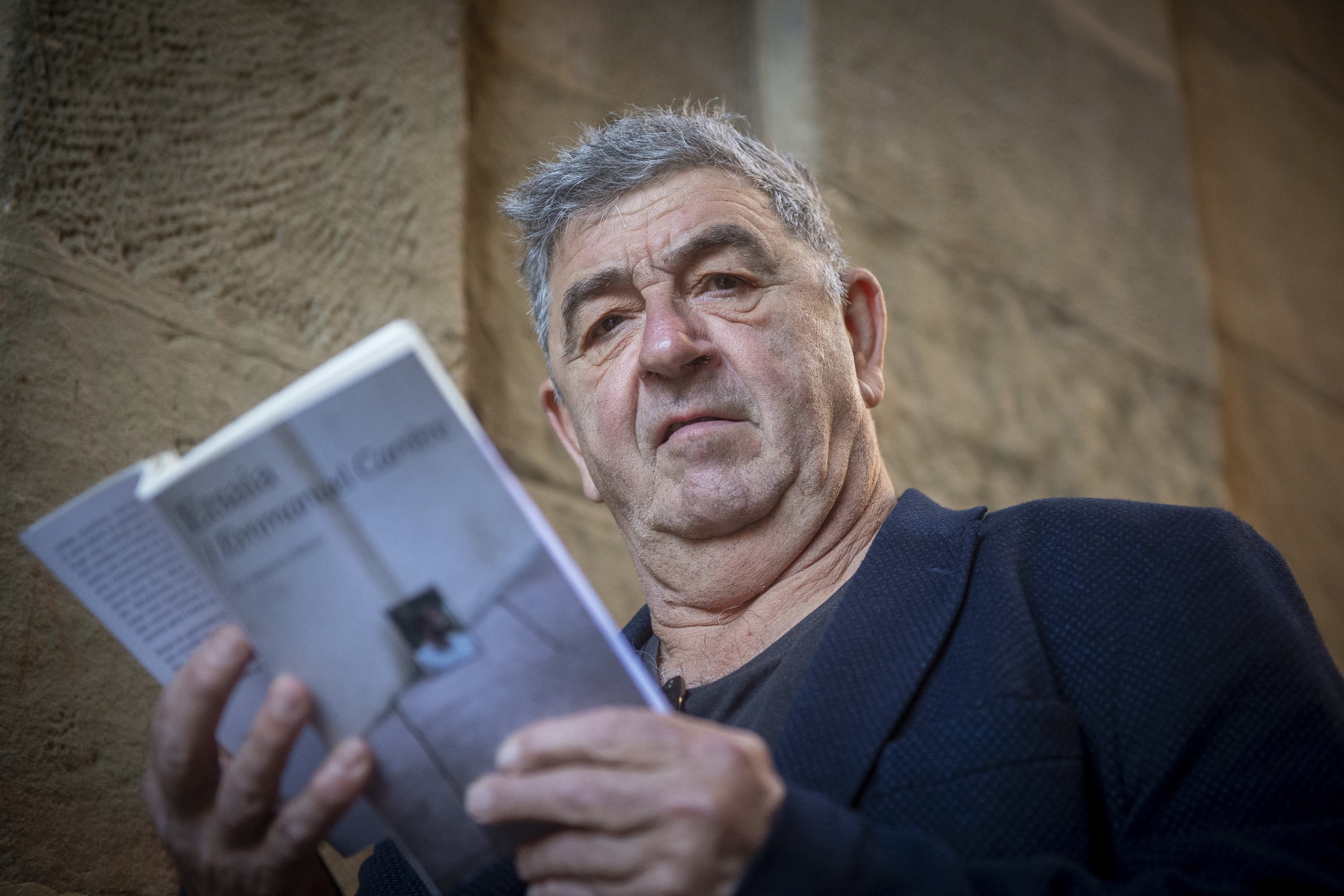 Jon Alonso Emmanuel Carrereren 'Etsaia' liburua eskuetan. GORKA RUBIO / FOKU