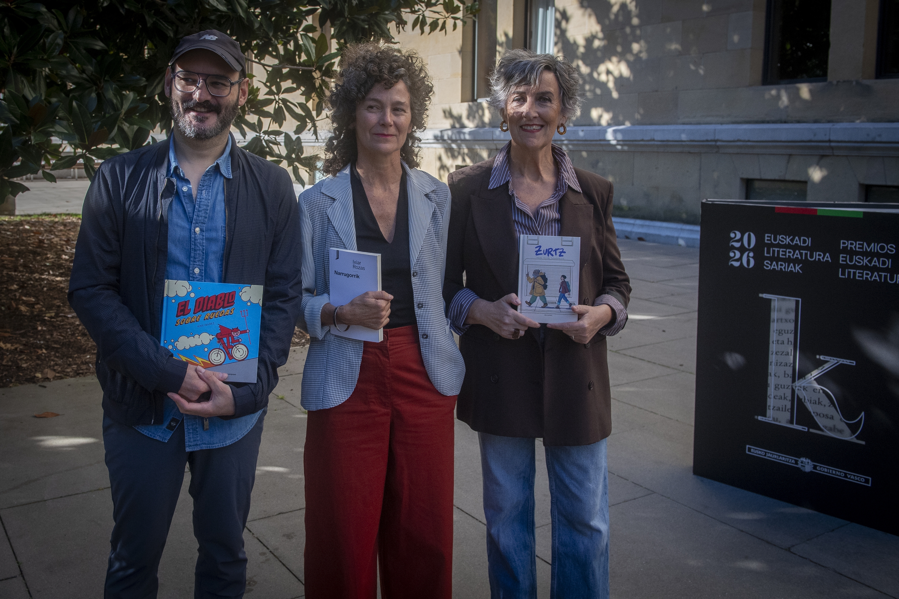 Kike Ibañez, Ixiar Rozas eta Yolanda Arrieta, gaur goizean Tabakaleran. GORKA RUBIO / FOKU