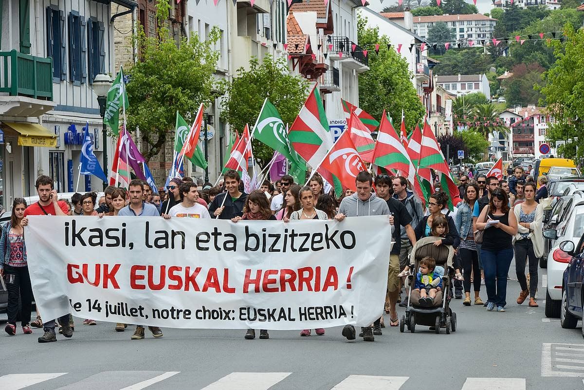 Aitzinak antolatutako mobilizazioetako bat, Donibane Lohizunen, 2016an. ISABELLE MIQUELESTORENA