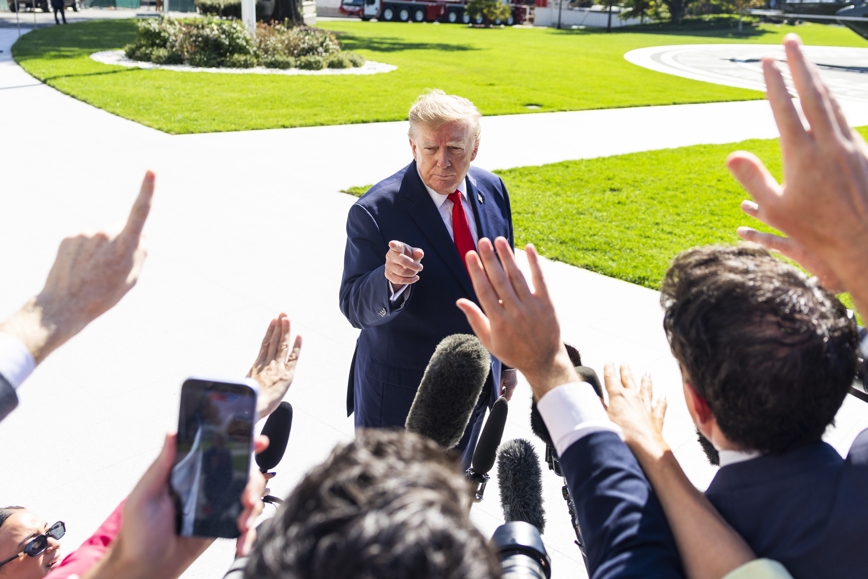 Donald Trump kazetariekin hizketan, atzo, Etxe Zurian. JIM LO SCALZO / EFE