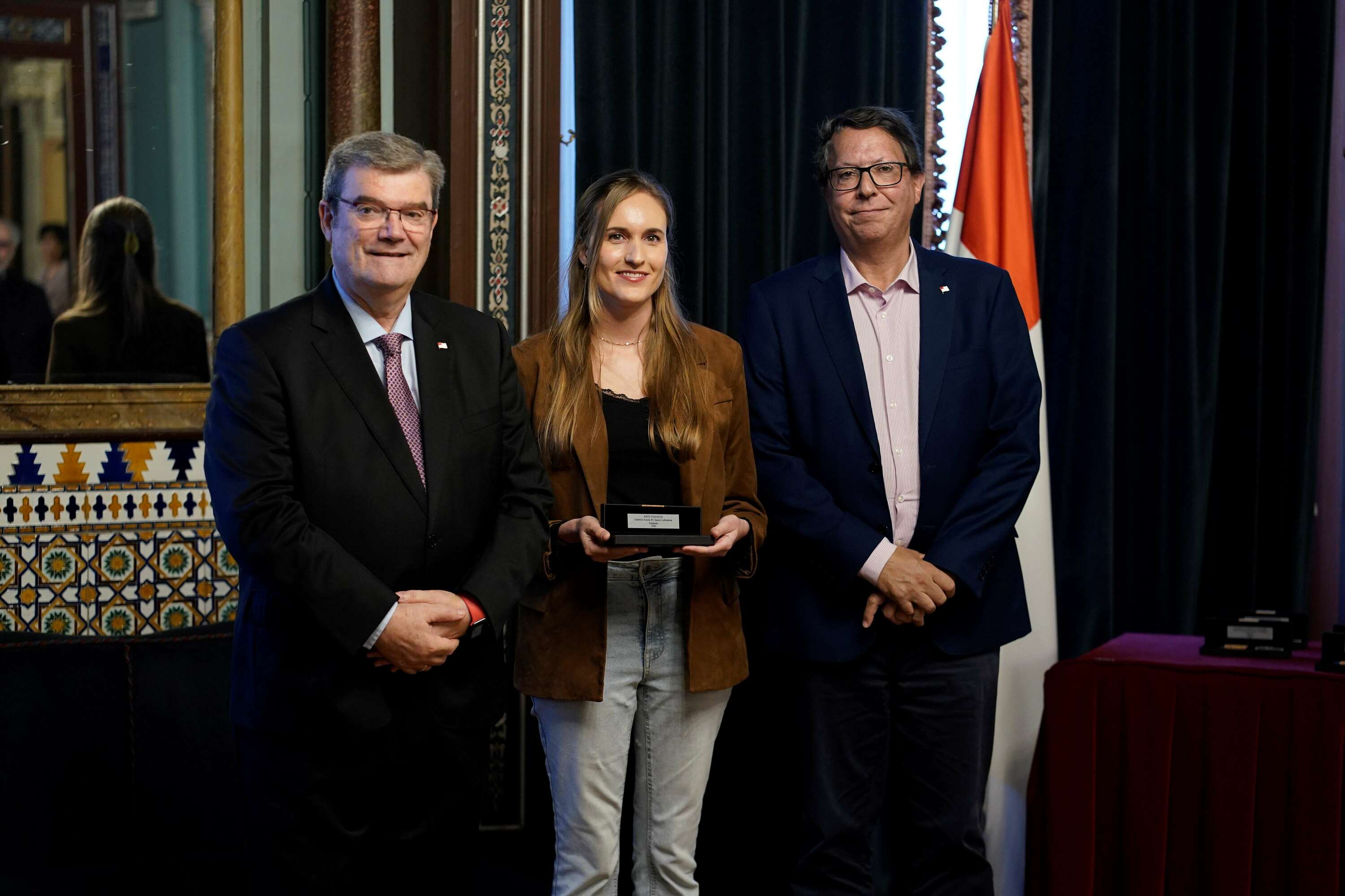 Esti Vivanco idazlea (erdian) Bilboko Udalak antolatutako Gabriel Aresti ipuin lehiaketako saria jasotzen. BILBOKO UDALA