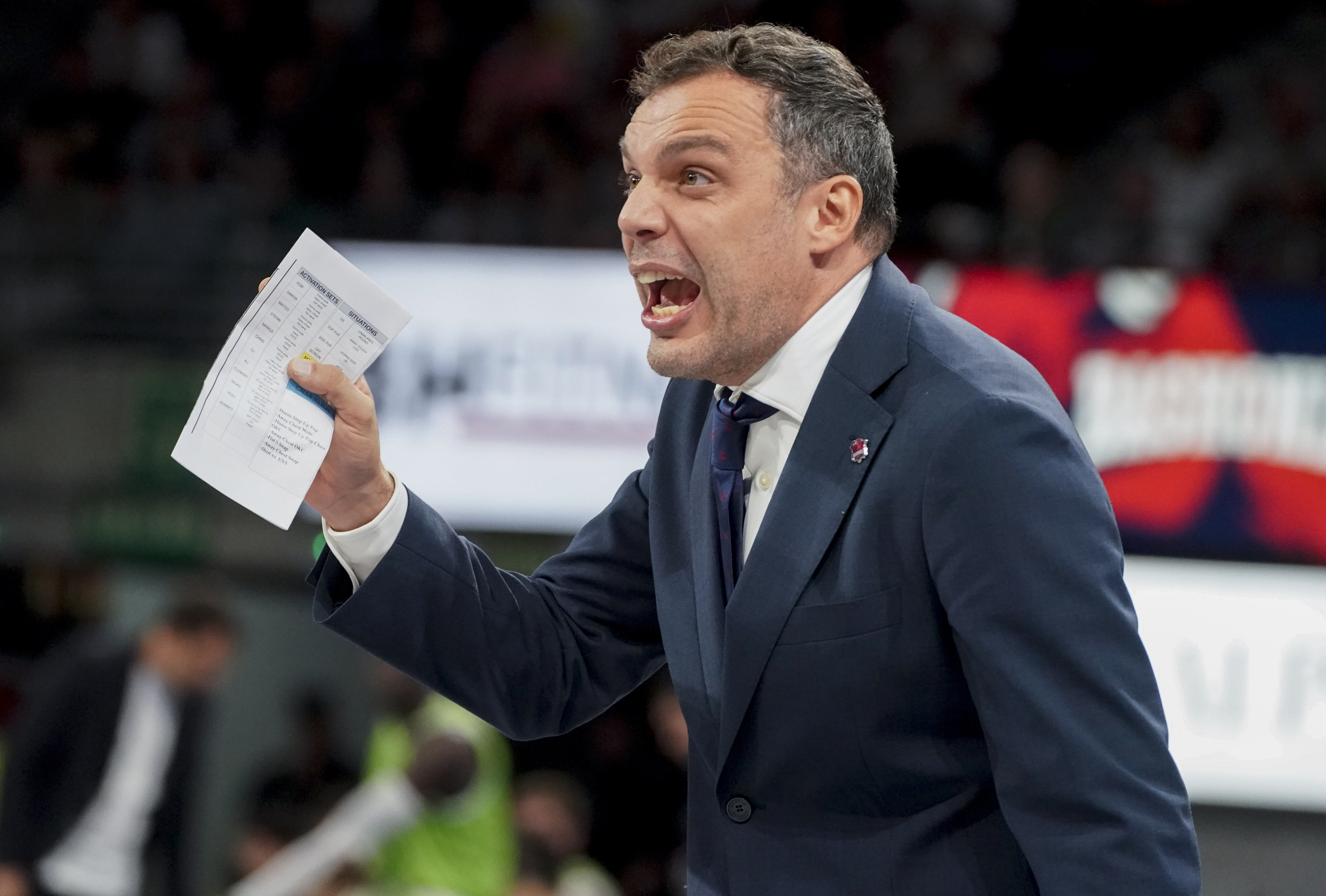 Paolo Galbiati partida bat zuzentzen. L. RICO / EFE