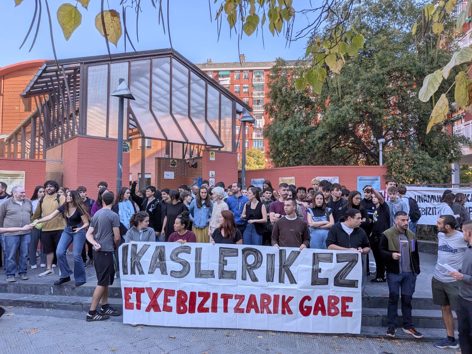 Unamuno BHIko hezkuntza komunitatea, gaurko agerraldian. GASTEIZKO ETXEBIZITZA SINDIKATUA