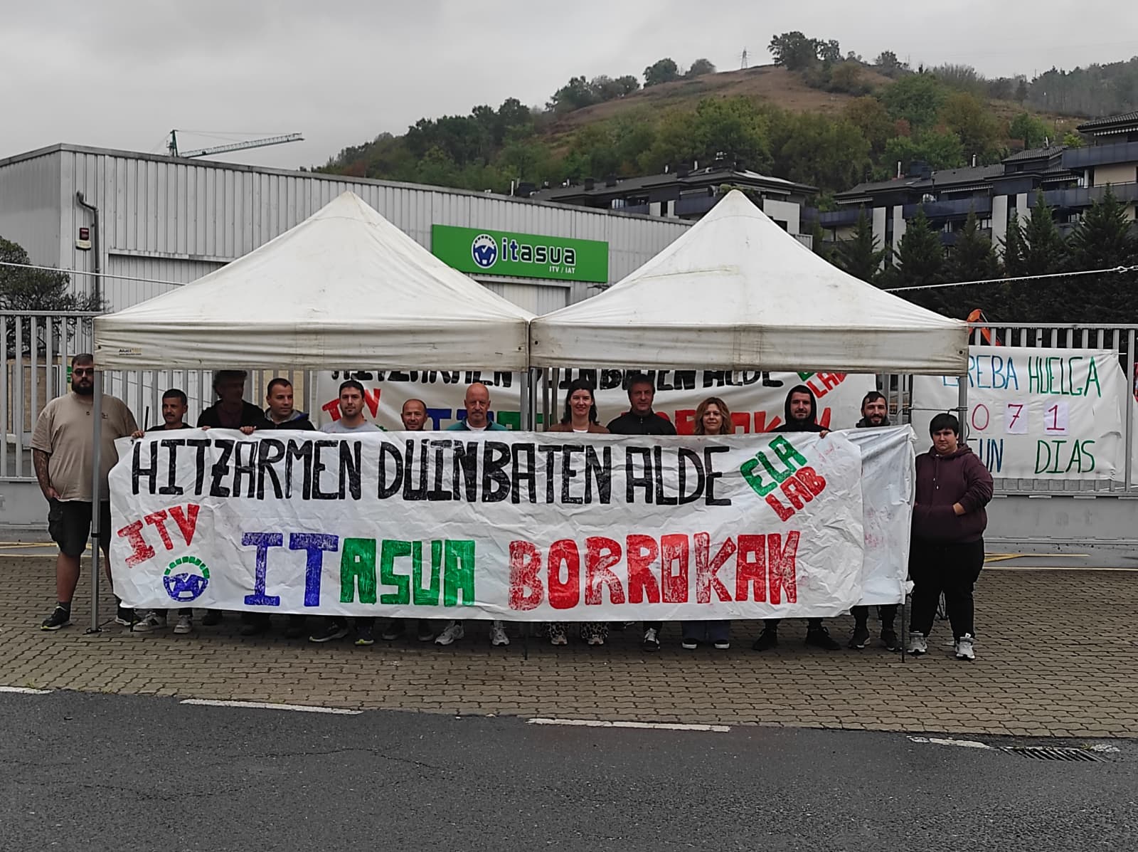 Bergarako Itasua enpresako langileak hitzarmen duin bat eskatzen, irailean, lantokiaren kanpoan. BERRIA