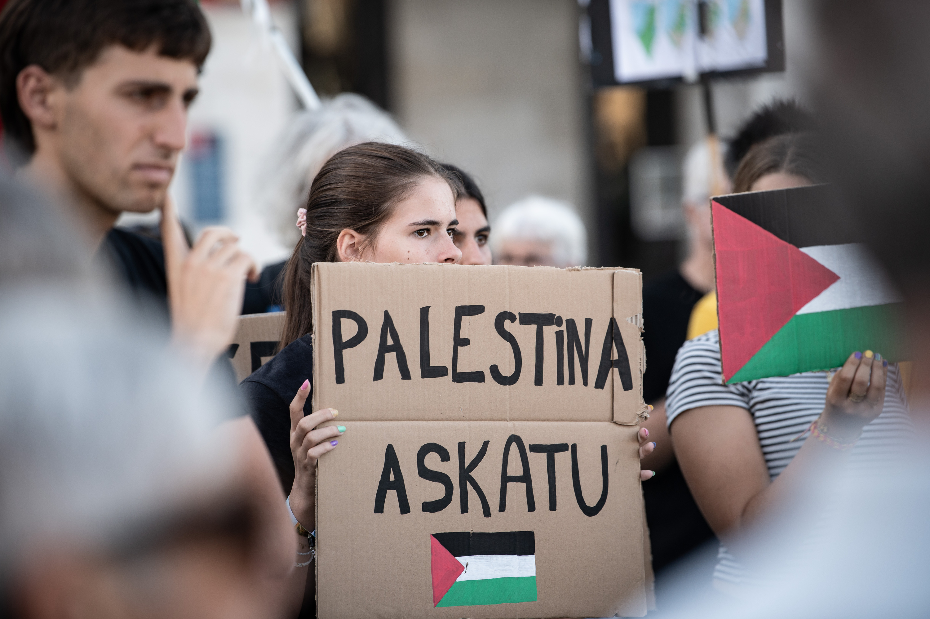Palestinaren aldeko borroken kriminalizazioa salatzeko elkarretaratzea, gaur Baioanko herriko etxe aitzinean. PATXI BELTZAIZ