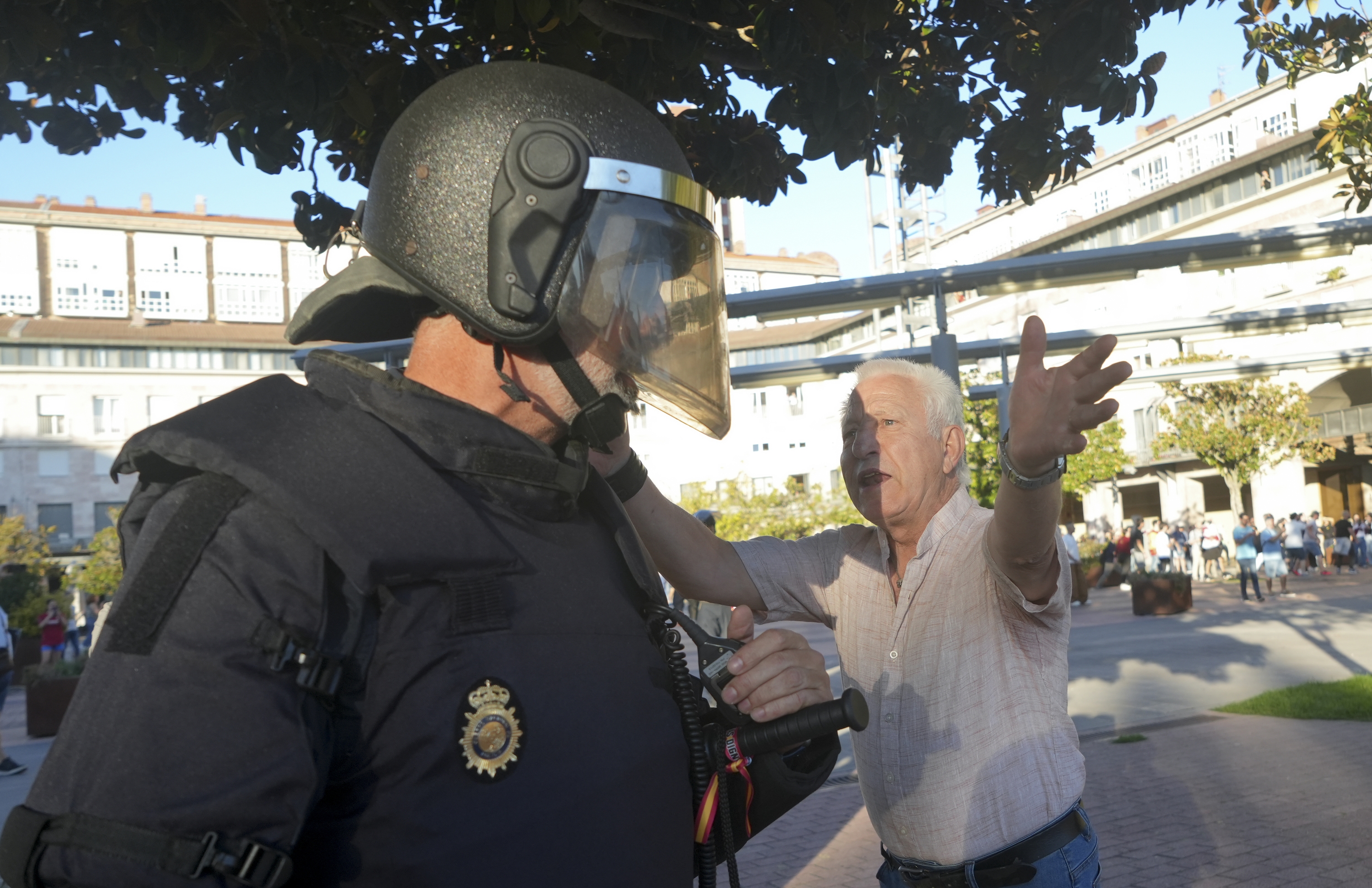 Gizon heldu bat poliziei kexuka. JAGOBA MANTEROLA / FOKU