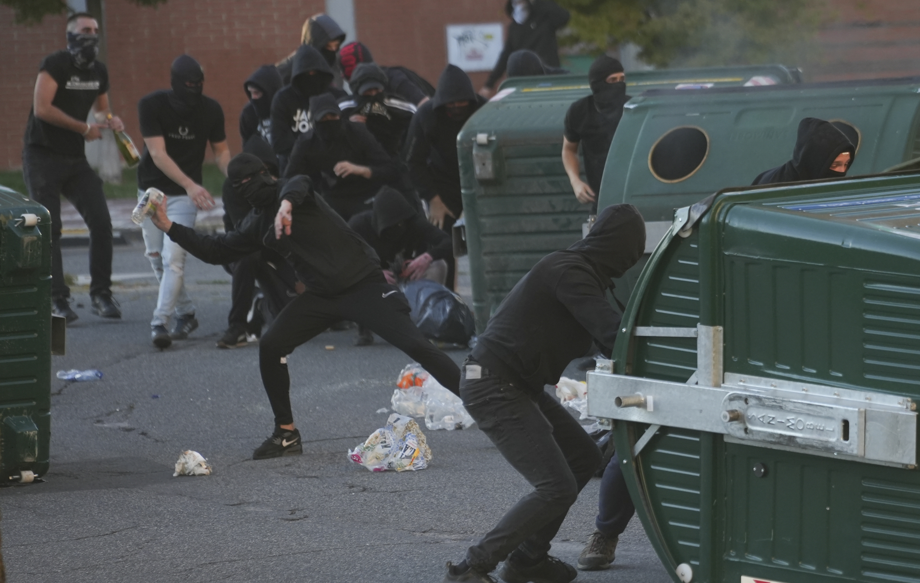 Manifestariak zabor edukiontzien atzean. JAGOBA MANTEROLA / FOKU