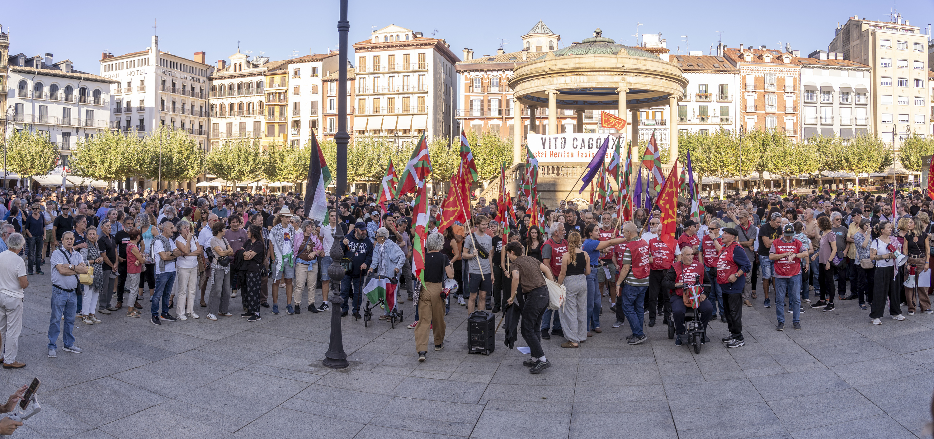 Hainbat herri mugimendu Quilesen aurkako elkarretaratzean, Gaztelu plazan. IÑIGO URIZ / FOKU