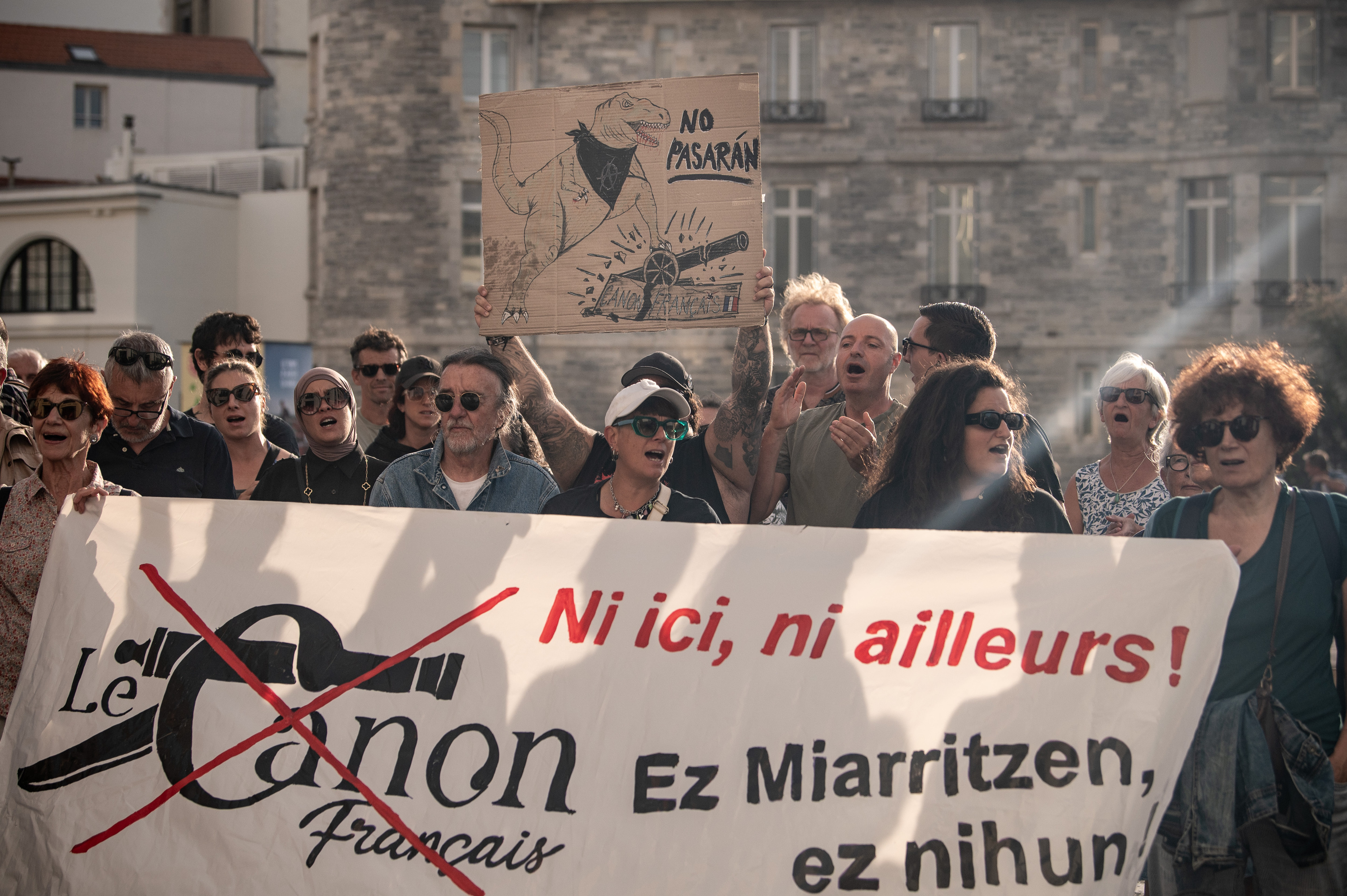 Canon Français enpresaren ekitaldiaren kontrako mobilizazioa, Miarritzeko herriko etxearen aitzinean, irailaren 21ean. PATXI BELTZAIZ