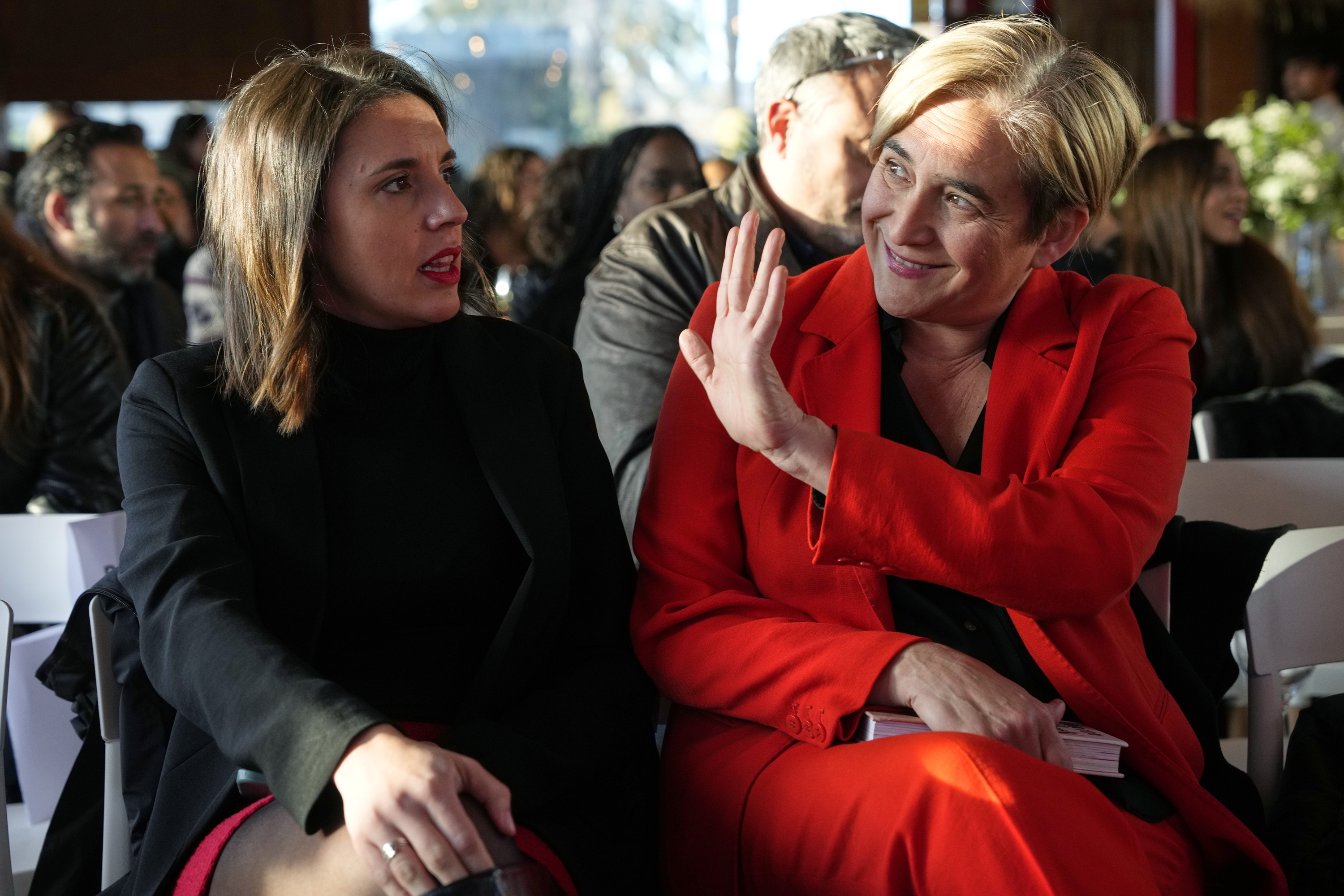 Irene Montero eta Ada Colau ekitaldi batean Bartzelonan, 2023ko abenduan. ALEJANDRO GARCIA / EFE