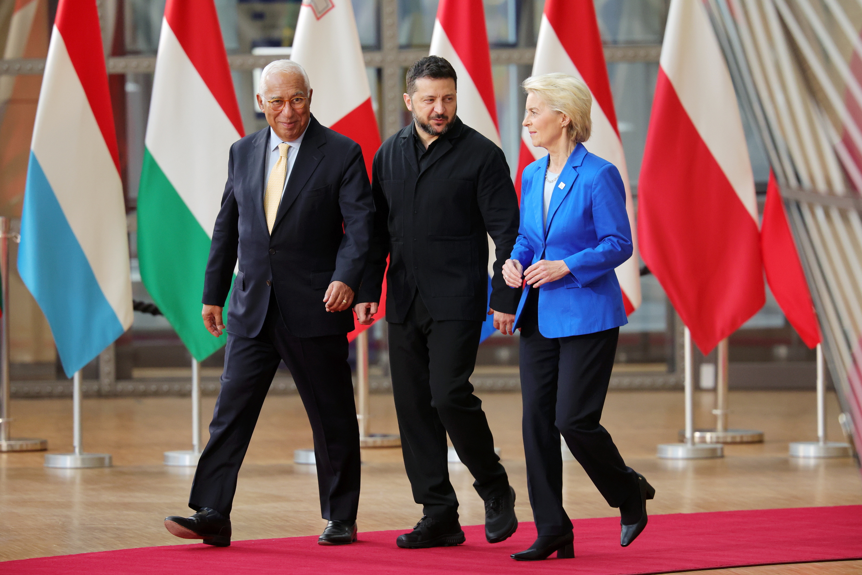 Costa, Zelenski eta Von der Leyen, gaur, Europar Kontseiluaren goi bilera hasi aurretik, Bruselan. EFE