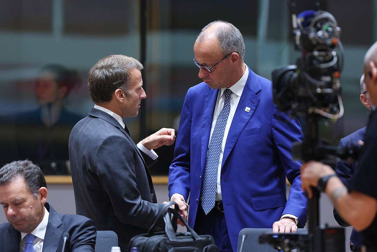 Emmanuel Macron eta Friedrich Merz, atzo, Bruselan. OLIVIER HOSLET / EFE