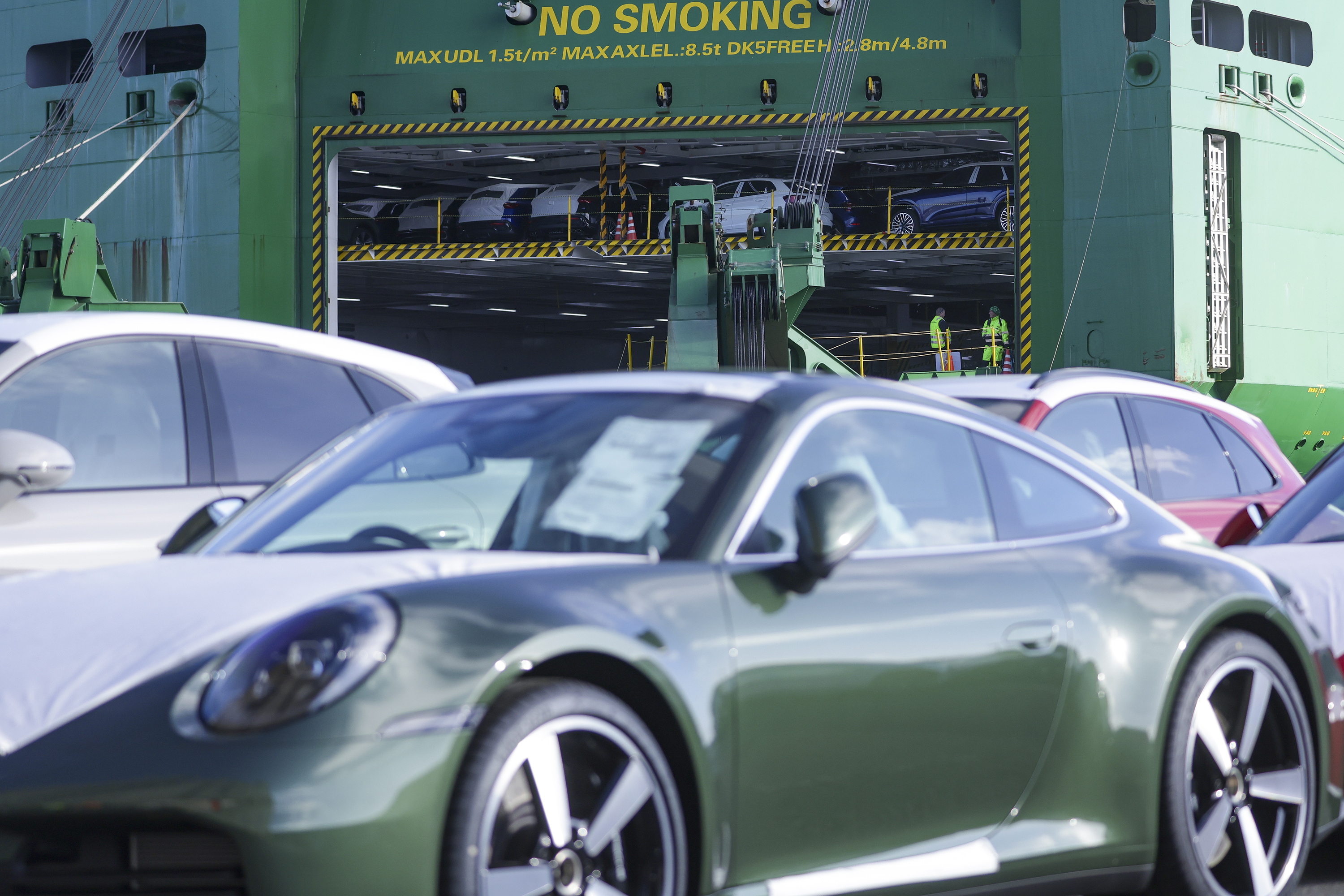 Porsche autoak esportaziorako prest, Emdeneko portuan. CHRISTOPHER NEUNDORF / EFE