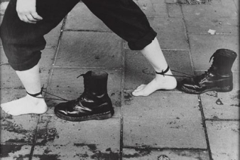 Mona Hatoum artistak 1985ean sortutako 'Road works' performanceko irudi bat.