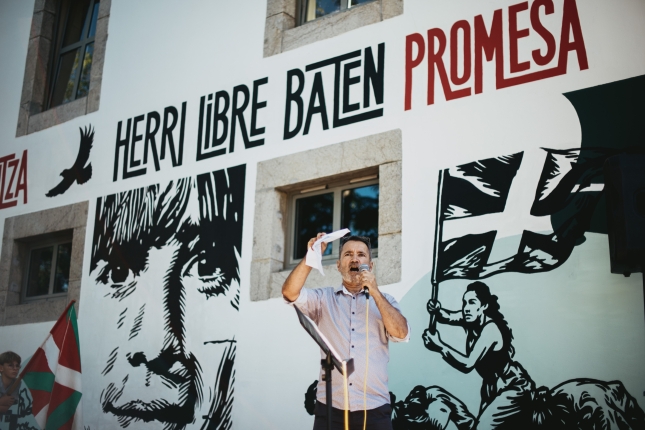 Txomin Olhagarainren muralaren alde egindako protesta, Itsasun. GUILLAUME FAUVEAU