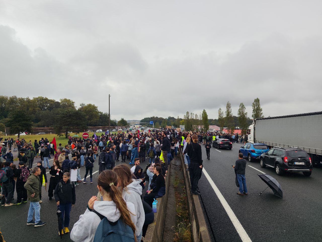 Manifestariak, errepidea mozten, gaur arratsaldean. EKHI ERREMUNDEGI BELOKI
