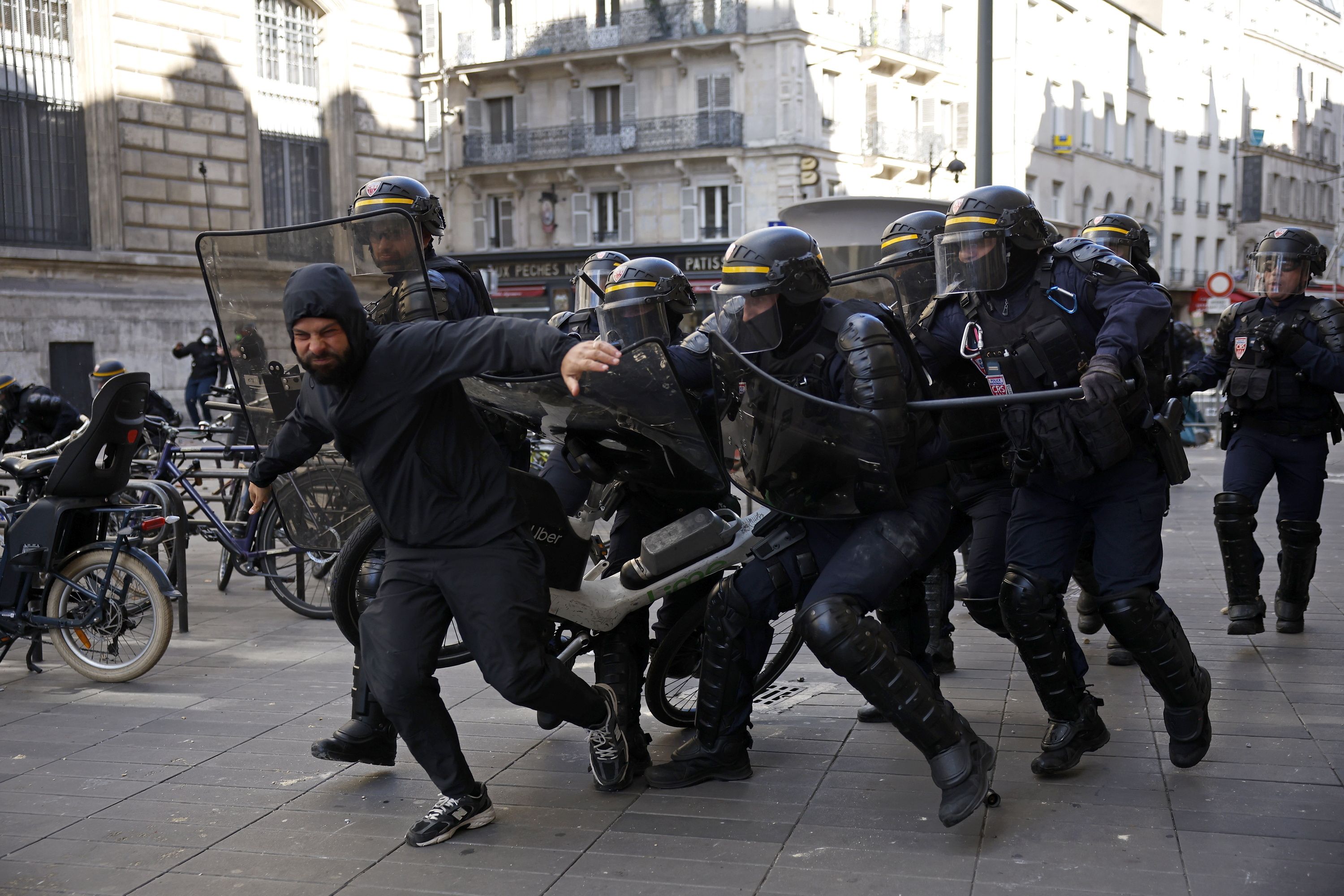 Frantziako zenbait polizia manifestari baten atzetik, gaur, Parisen. YOAN VALAT / EFE
