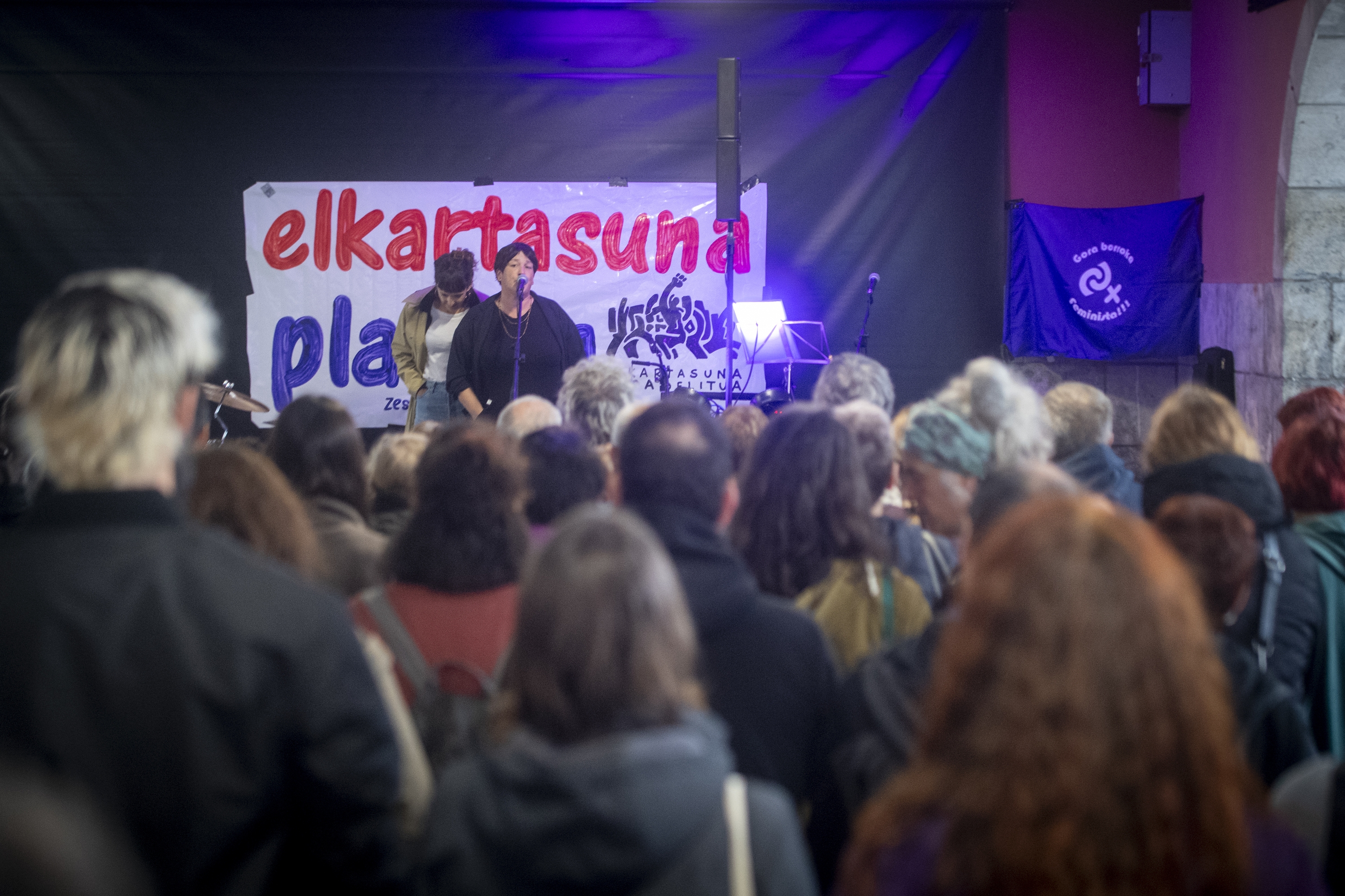 Onintza Enbeita eta Uxue Alberdi bertsotan, gaur, Elkartasuna Plazara jaialdian. GORKA RUBIO / FOKU