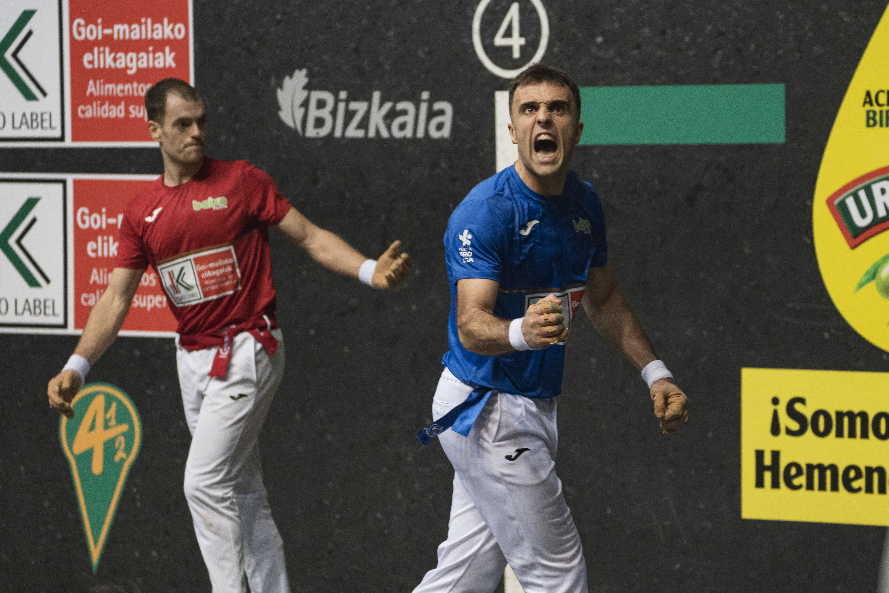 Peña II.a Lasori egindako tantoetako bat ospatzen, gaur, Bilbon. ARITZ LOIOLA / FOKU