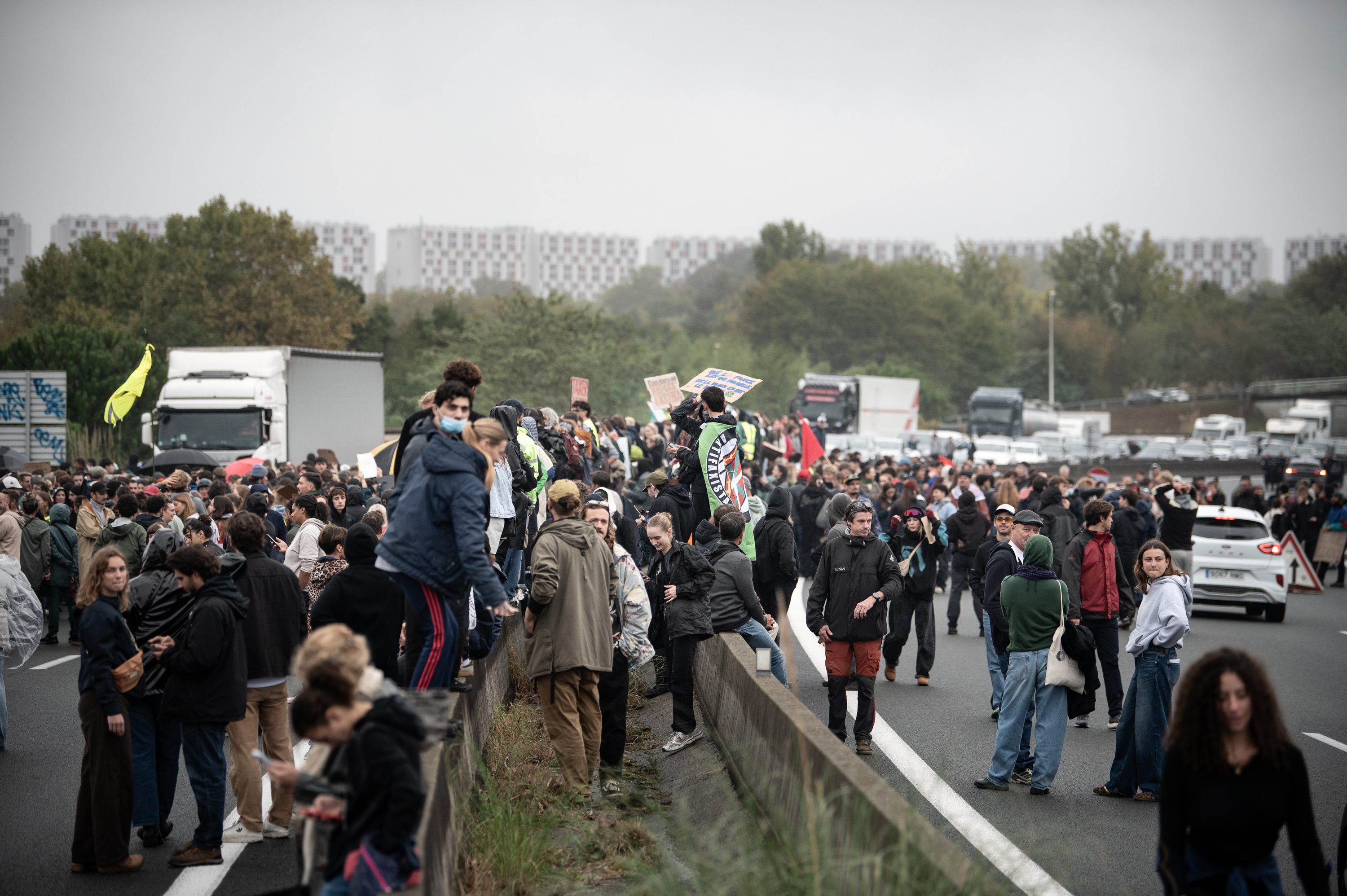Manifestariak, errepidea mozten A63 autobidean, gaur arratsaldean. PATXI BELTZAIZ