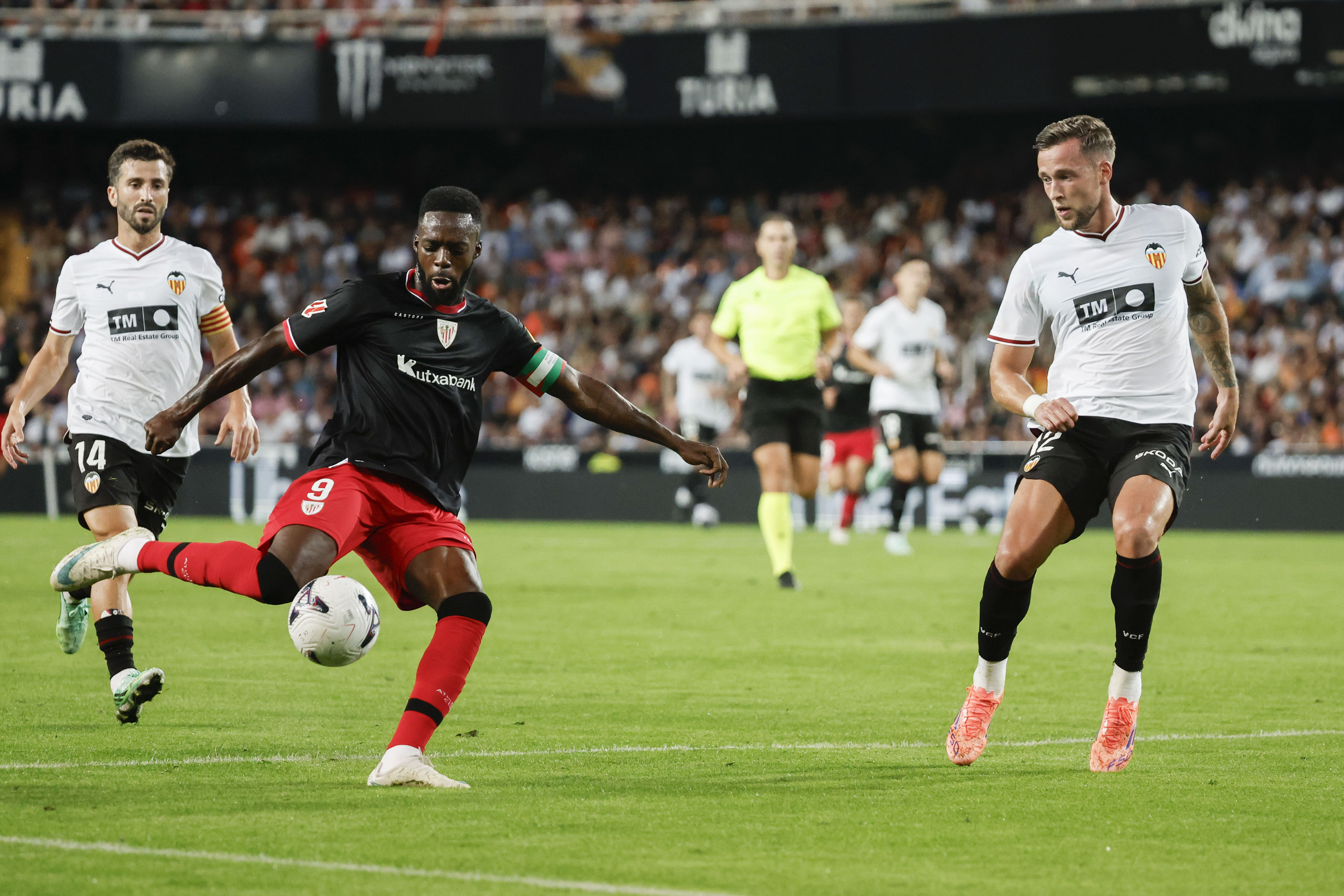 Iñaki Williams baloia jotzear, Valentziaren aurkako partidan. MANUEL BRUQUE / EFE