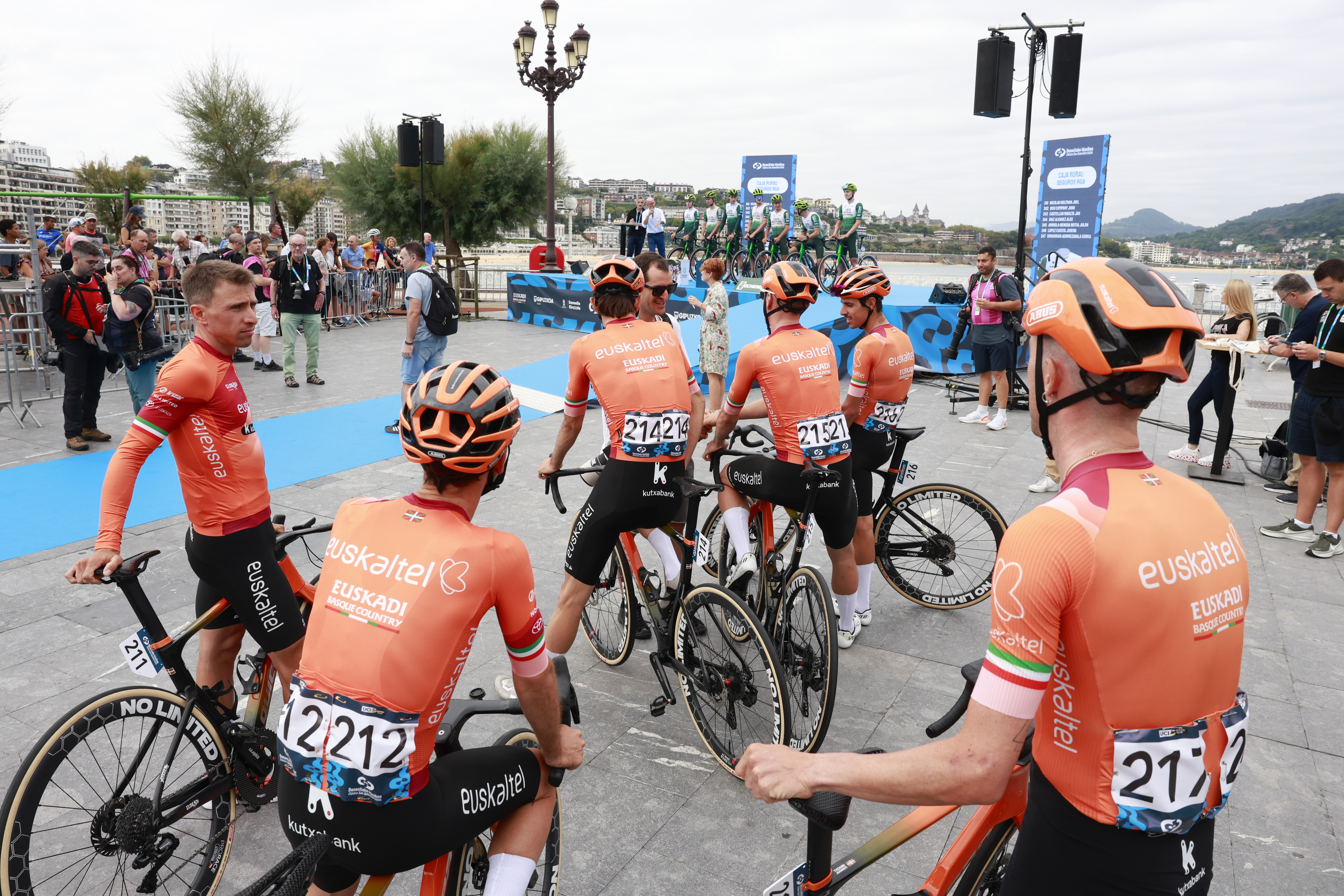 Euskaltel-Euskadiko txirrindulariak Donostiako Klasikoko irteeran, joan den abuztuan. JUAN HERRERO / EFE