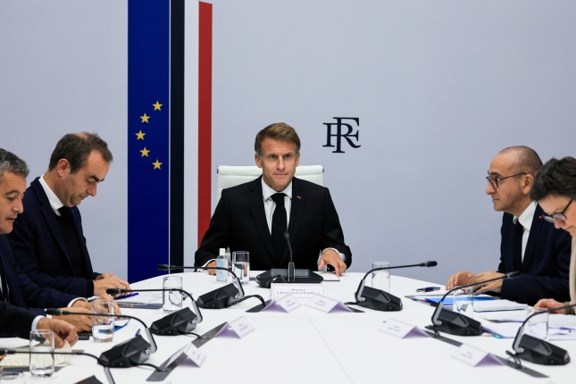 Emmanuel Macron Frantziako Gobernuko kideekin, gaur. LUDOVIC MARIN / EFE Emmanuel Macron Frantziako Gobernuko kideekin, gaur. LUDOVIC MARIN / EFE