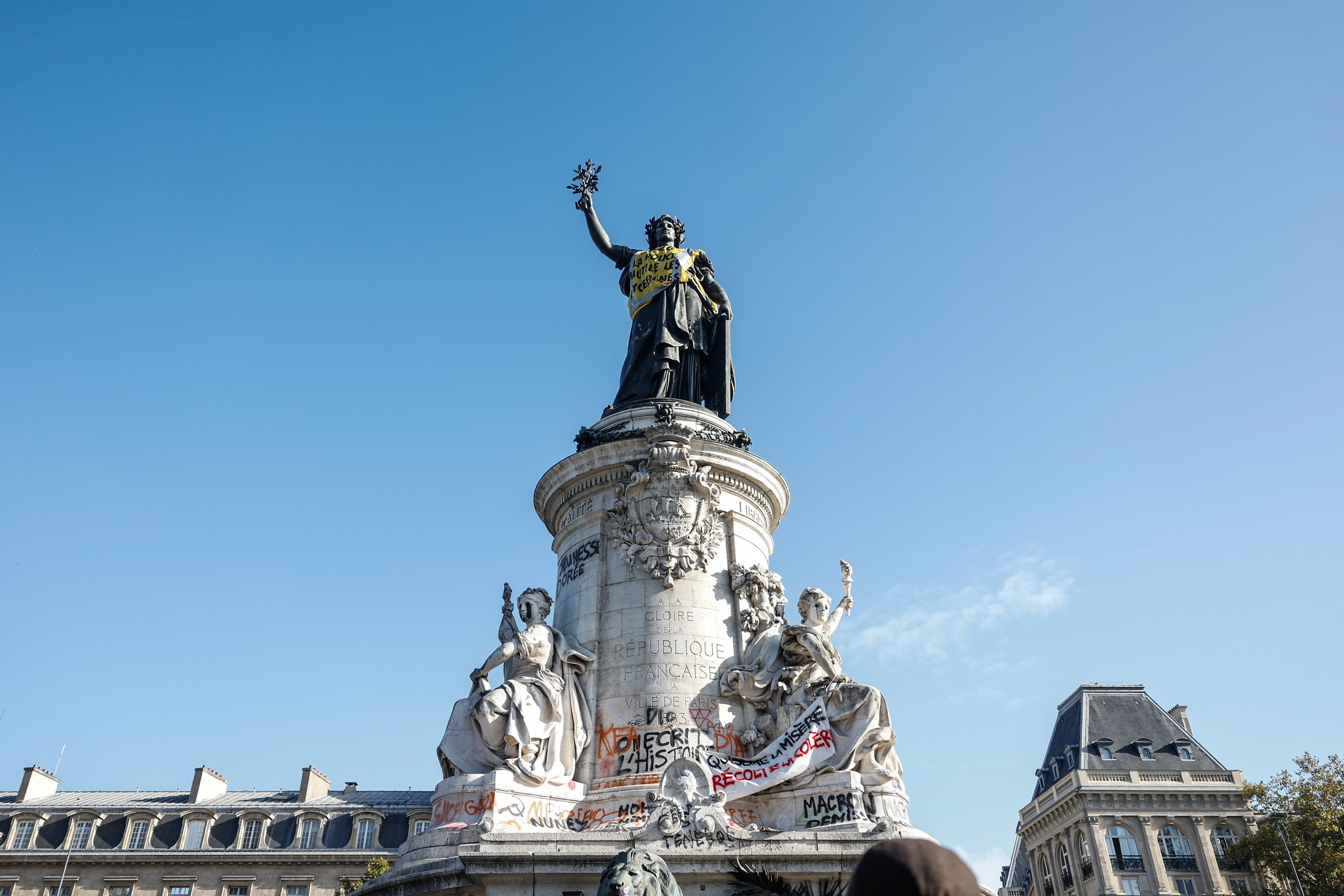 Errepublikaren plazako monumentua jaka horia jantzita eta pintadaz beteta, atzo, Parisen. MOHAMMED BADRA / EFE