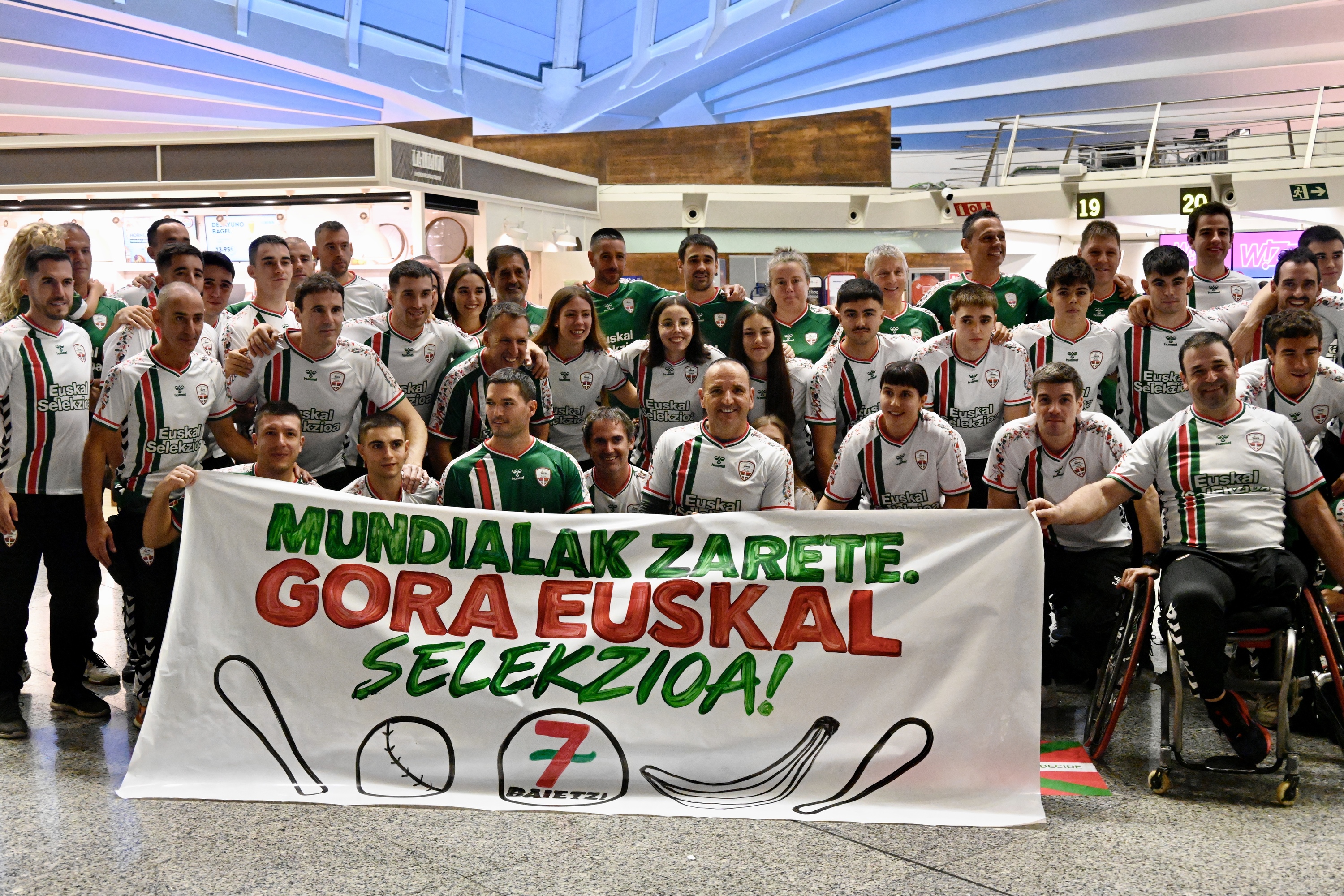 Euskal selekzioa Loiuko aireportuan. MIKEL MARTINEZ DE TRESPUENTES / FOKU