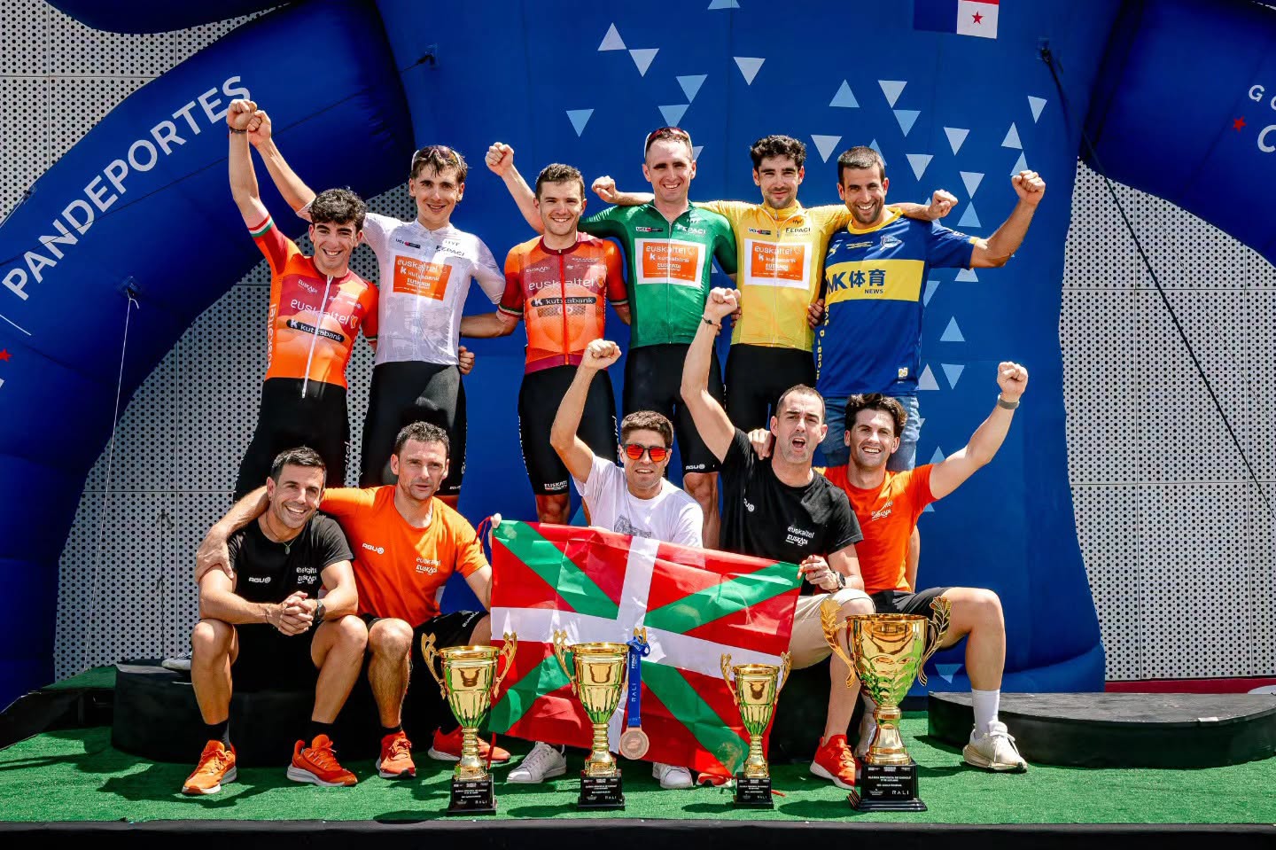 Euskaltel-Euskadi taldeko txirrindulariak, tartean Landa, sailkapena ospatzen, atzo, Panaman. EUSKADI FUNDAZIOA