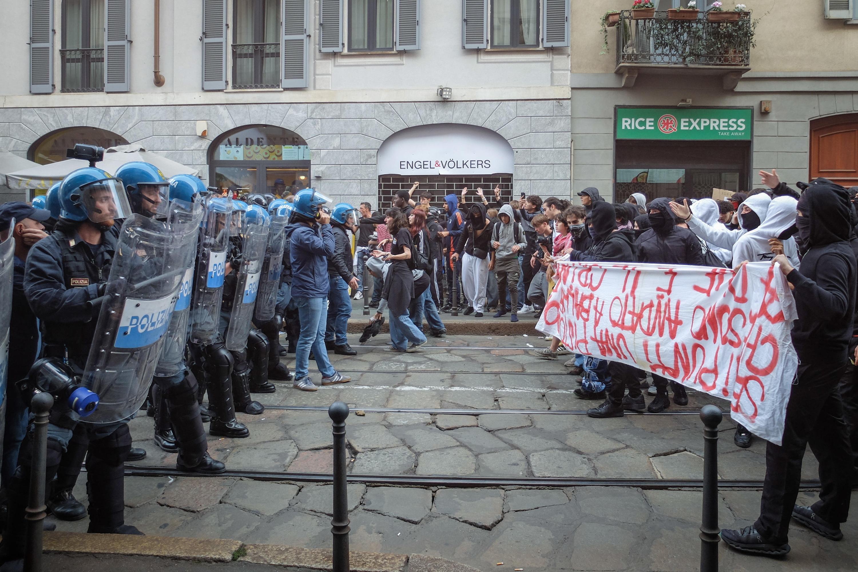 Polizia eta manifestariak aurrez aurre Milanen, iragan larunbatean. MATTEO CORNER / EFE