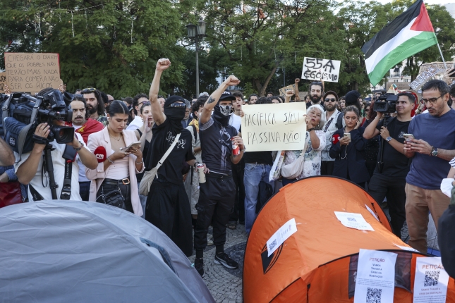 Manifestariak etxebizitzaren aldeko kanpaldian, Lisboan, iragan larunbatean. ANTONIO PEDRO SANTOS / EFE