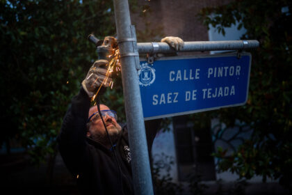 Langile bat Saenz de Tejada margolari frankistaren kale plaka kentzen, San Martin auzoan. GASTEIZKO UDALA