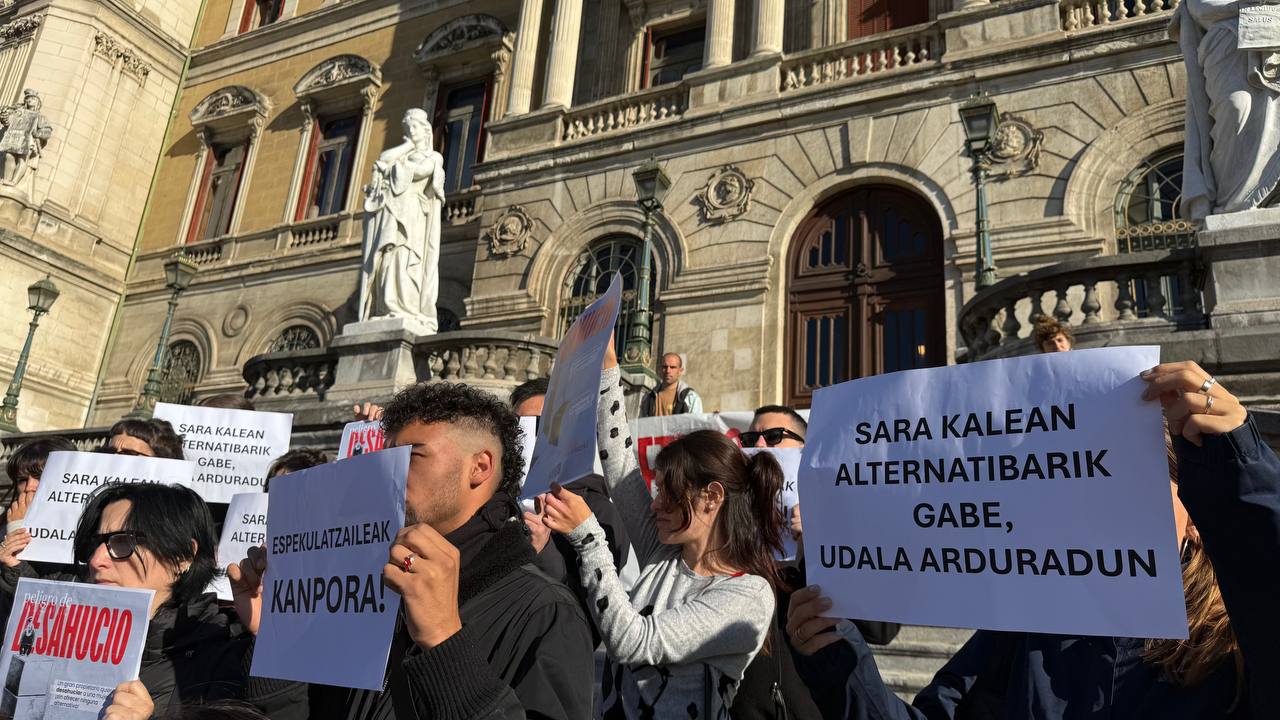 AZET sindikatuaren agerraldia, gaur, Bilboko udaletxearen parean. AZET SINDIKATUA