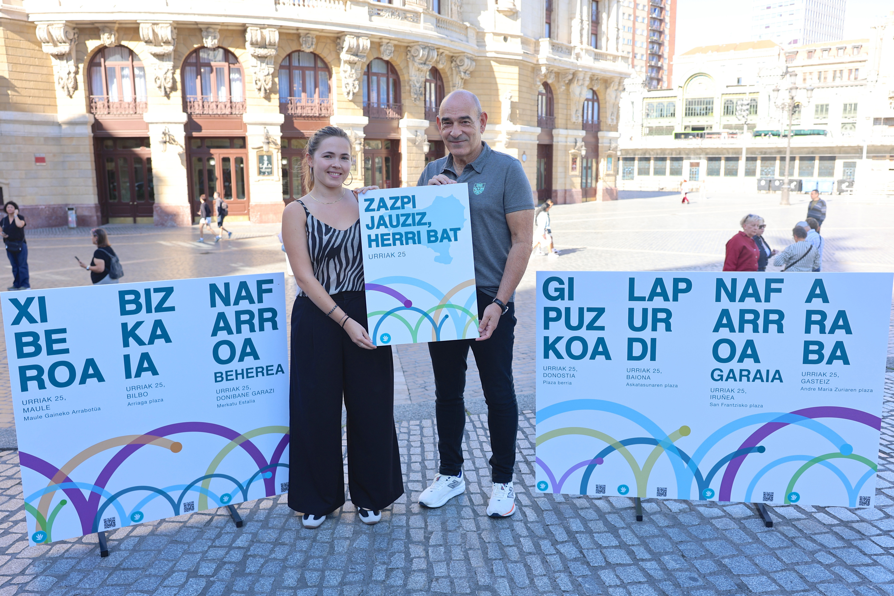 Gure Esku-ko ordezkari Irati Alvarez eta Josu Etxaburu, Bilbon egindako agerraldian. OSKAR MATXIN EDESA / FOKU