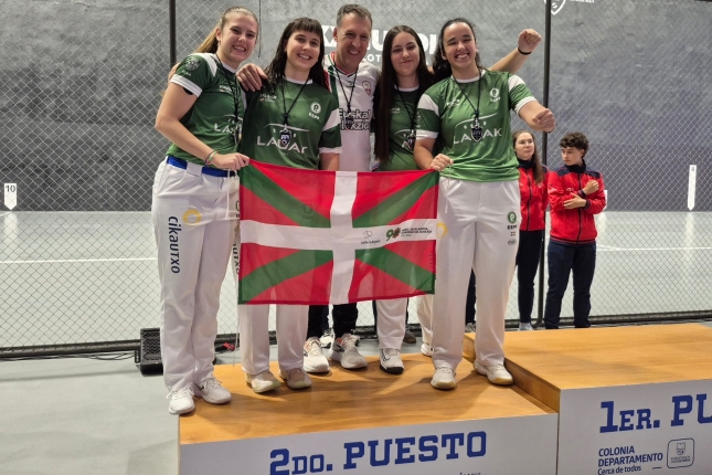 Euskal selekzioko puntistak, podiumean, ikurrinarekin. ANDER ELORDUI Euskal selekzioko puntistak, podiumean, ikurrinarekin. ANDER ELORDUI