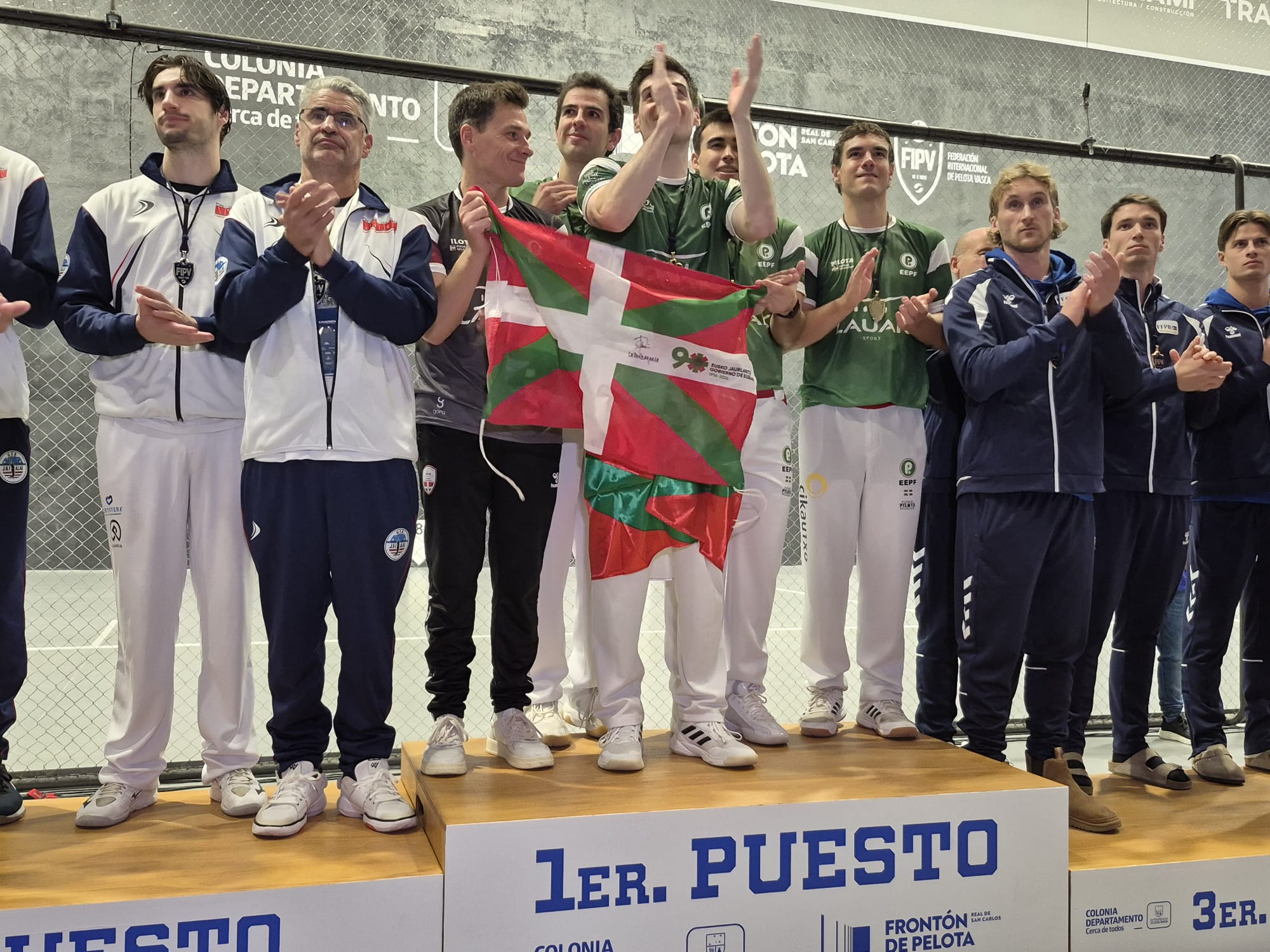 Euskal selekzioa urrezko domina irabazi izana ospatzen, podiumean. ANDER ELORDUI