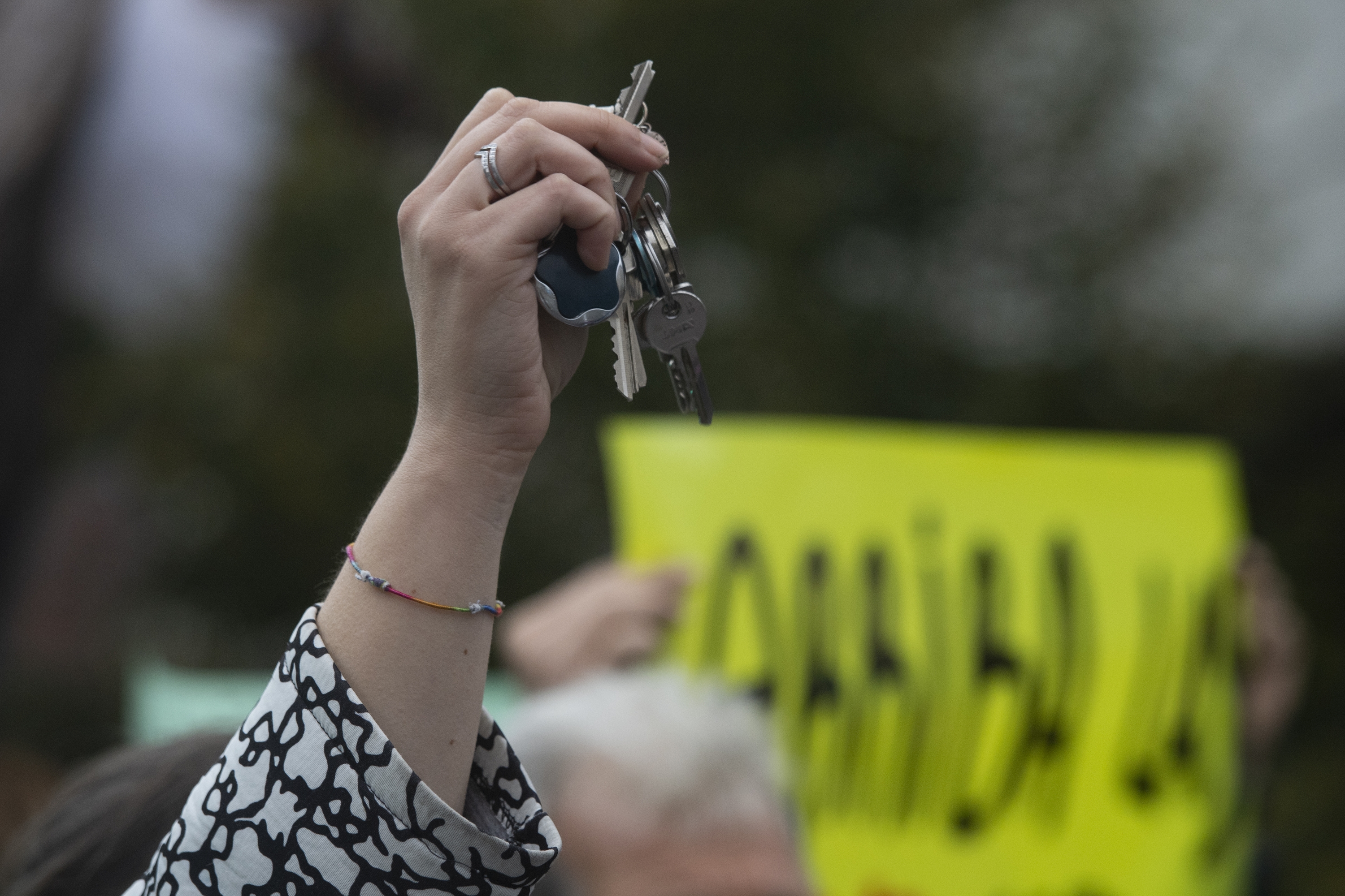 Herritar bat bere etxeko giltzak erakusten, LABek joan den larunbatean Iruñean etxebizitza eskubidearen alde egindako manifestazioan. IDOIA ZABALETA / FOKU
