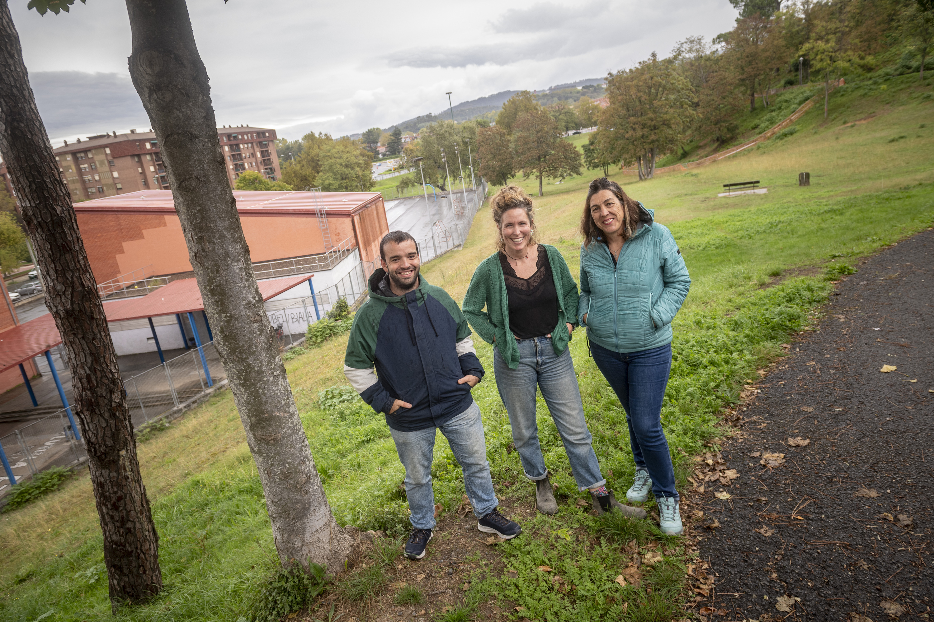 Proiektuaren aurkako irakasle taldeko eta plataformako kideak, aste honetan, Artatza parkean. JAIZKI FONTANEDA / FOKU
