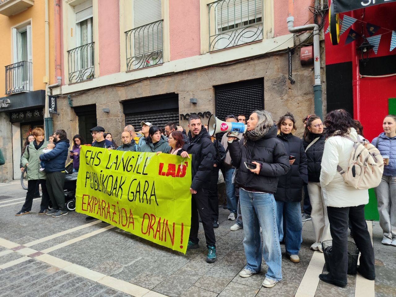 Esku hartze sozialeko langileen baldintzak administrazio publikokoekin parekatzea galdegin dute Iruñean Esku hartze sozialeko langileen baldintzak administrazio publikokoekin parekatzea galdegin dute Iruñean