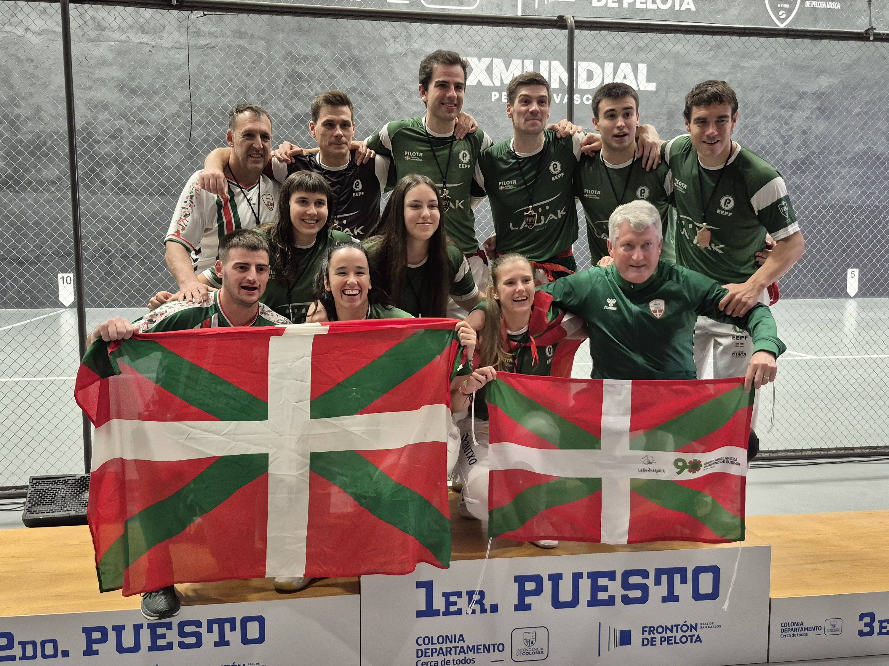 Euskal selekzioko puntistak, hautatzaileak eta ordezkariak elkarrekin, podiumean. JULEN ETXEBERRIA