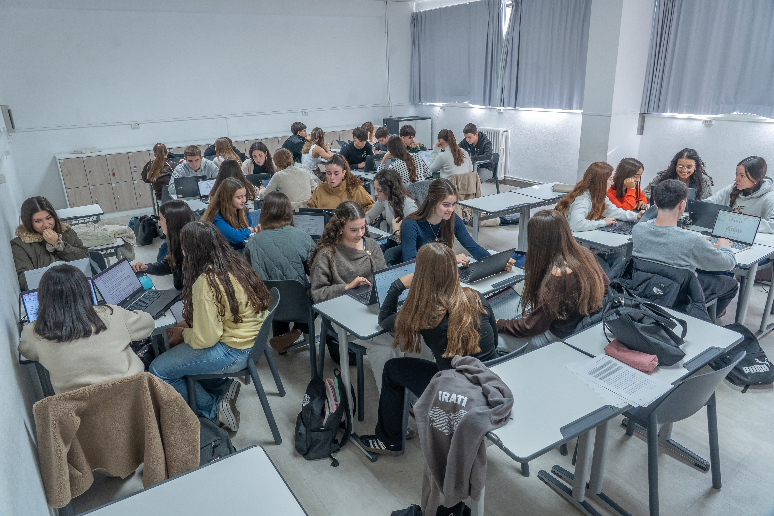 Zarauzko Oteitza lizeoko ikasleak erreportajeak idazten. ANDONI CANELLADA / FOKU