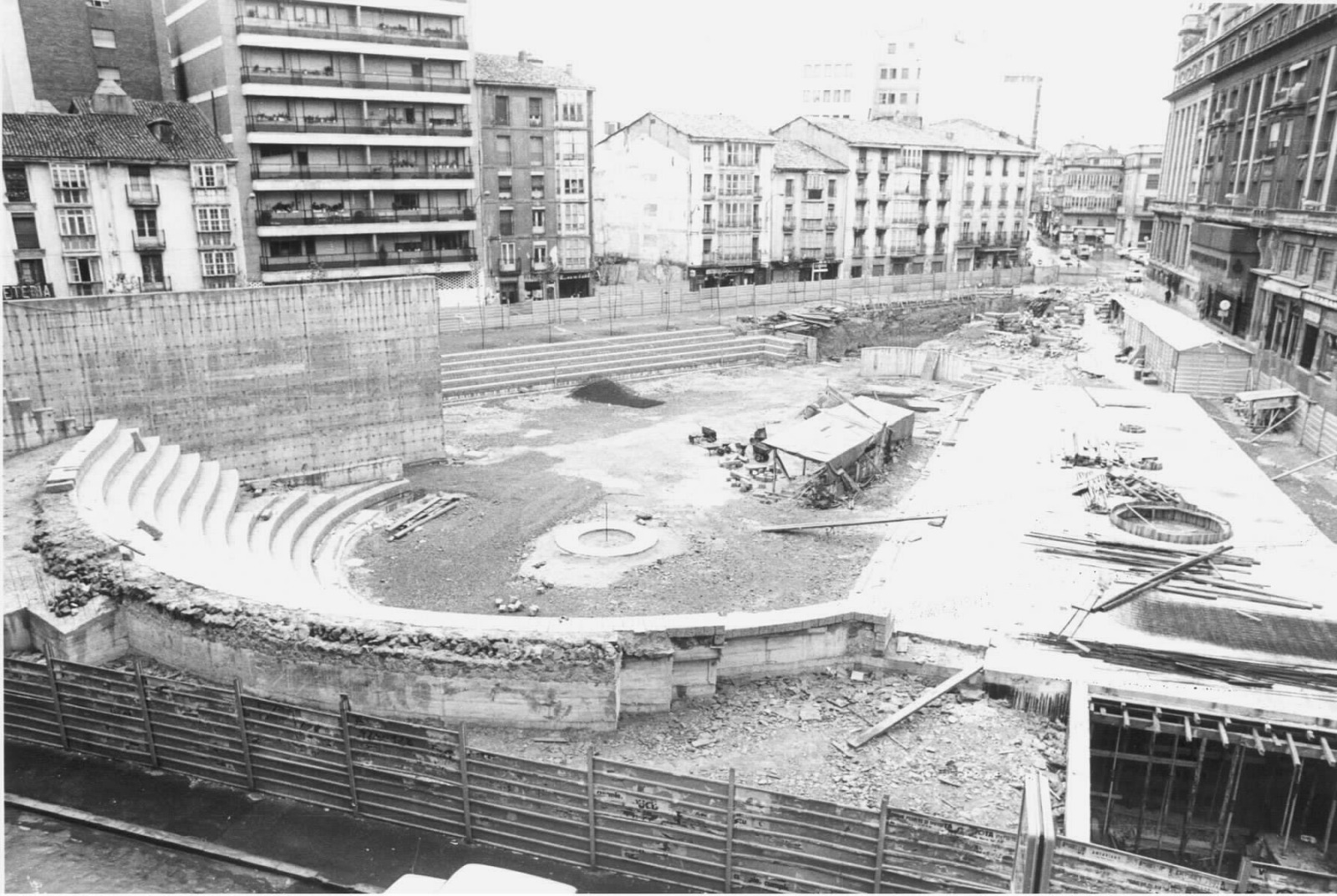 Foru plaza, eraikuntza lanak abian zirela. EL CORREOREN ARTXIBOA
