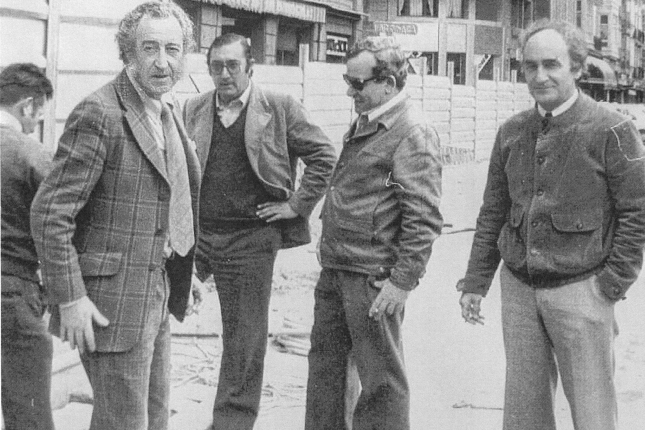 Peña Gantzegi (ezkerrean) eta Txillida (eskuinean), plazaren lanak ikuskatzen. ISMAEL ZUBIAGAREN FAMILIAREN ARTXIBOA